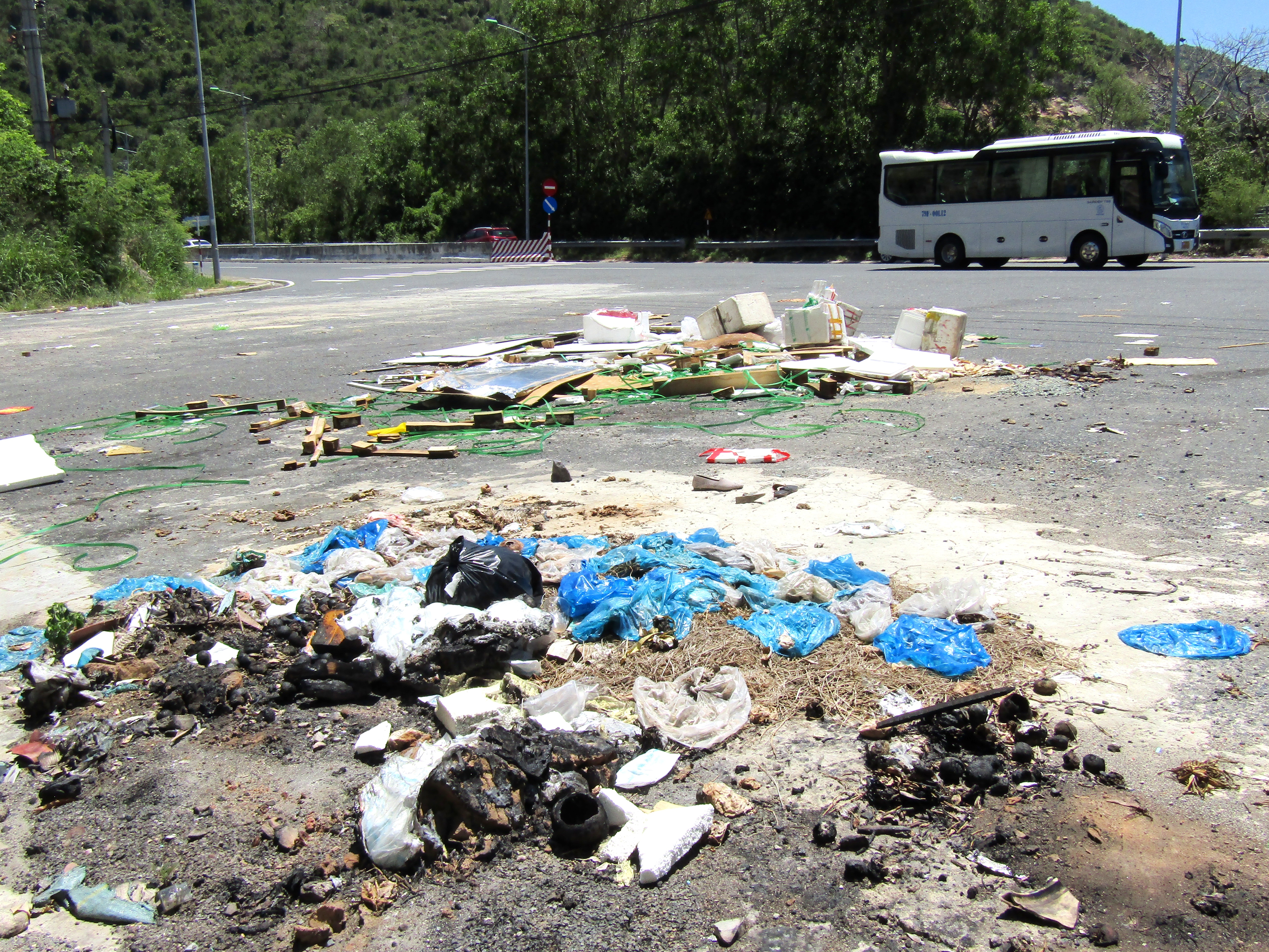 Bãi đậu xe thành bãi rác