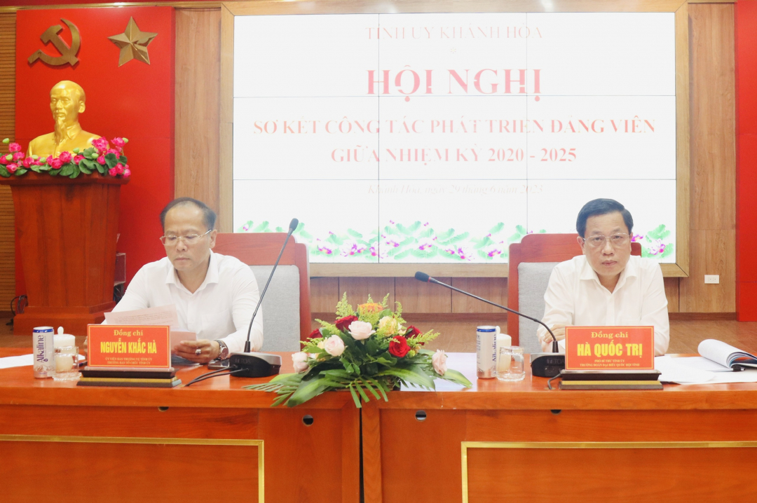 Ông Hà Quốc Trị và ông Nguyễn Khắc Hà chủ trì hội nghị.