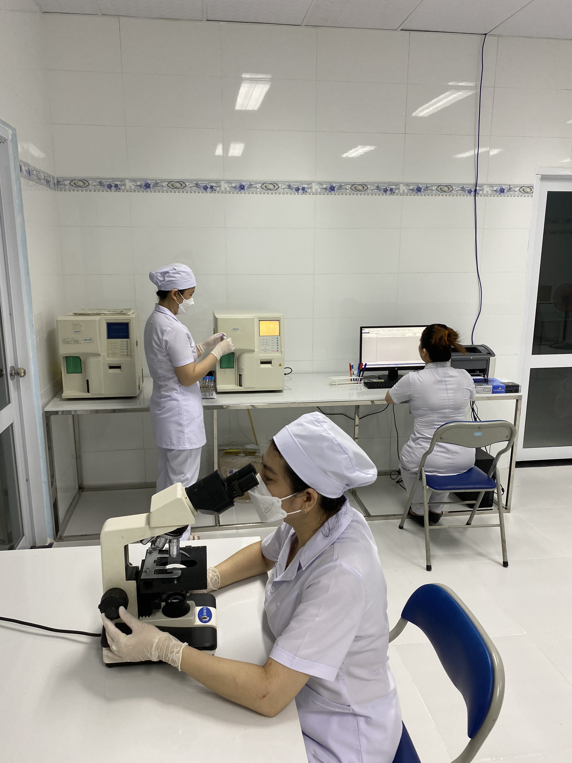 Bệnh viện được trang bị các thiết bị xét nghiệm sinh hóa