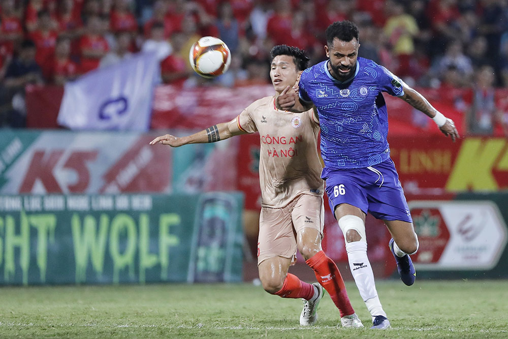 Cầu thủ Khánh Hòa FC (bên phải) trong trận hòa không bàn thắng trước đội Công an Hà Nội. (Nguồn: VPF)