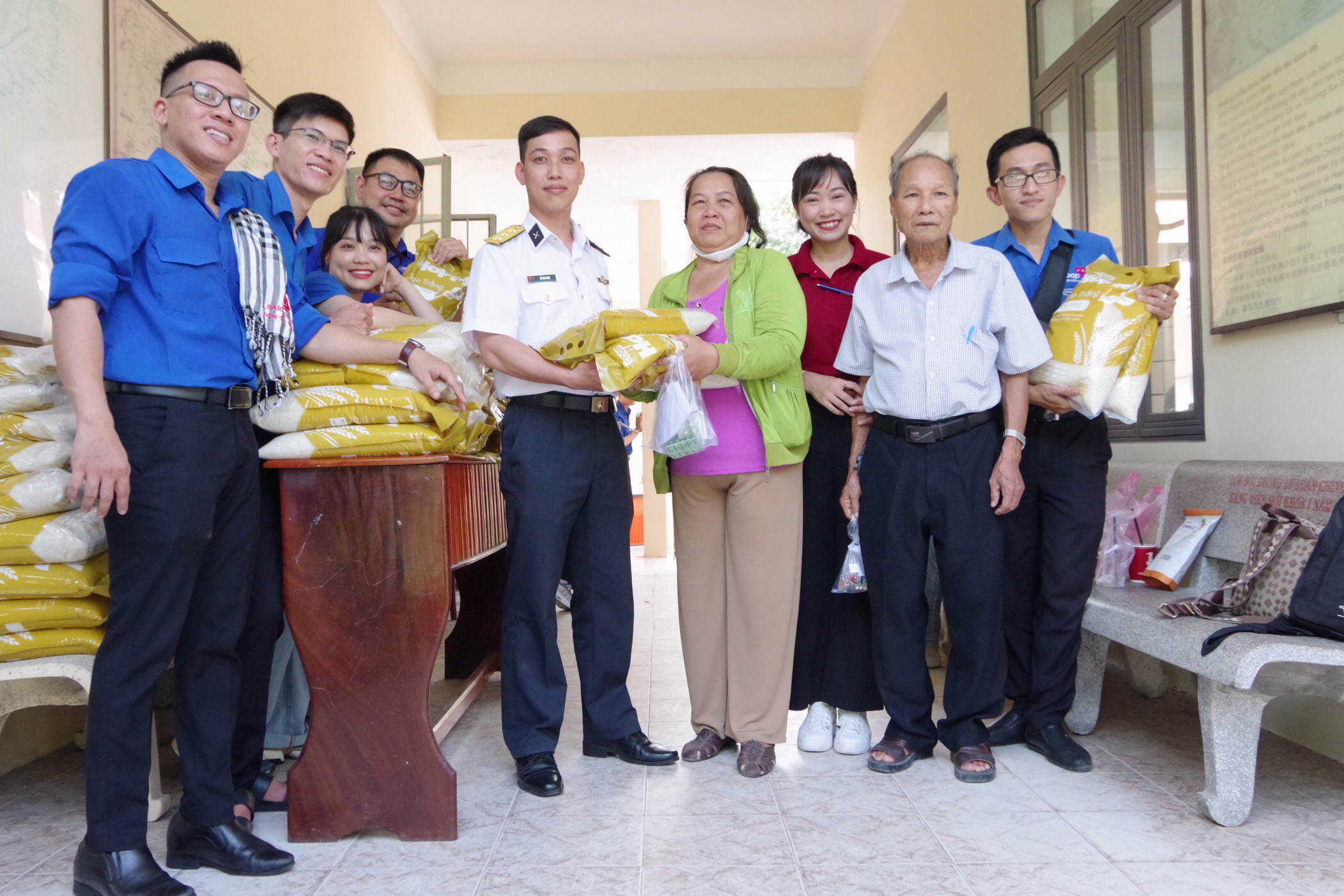 Khám bệnh, tặng quà cho 200 người dân khó khăn tại TP. Cam Ranh