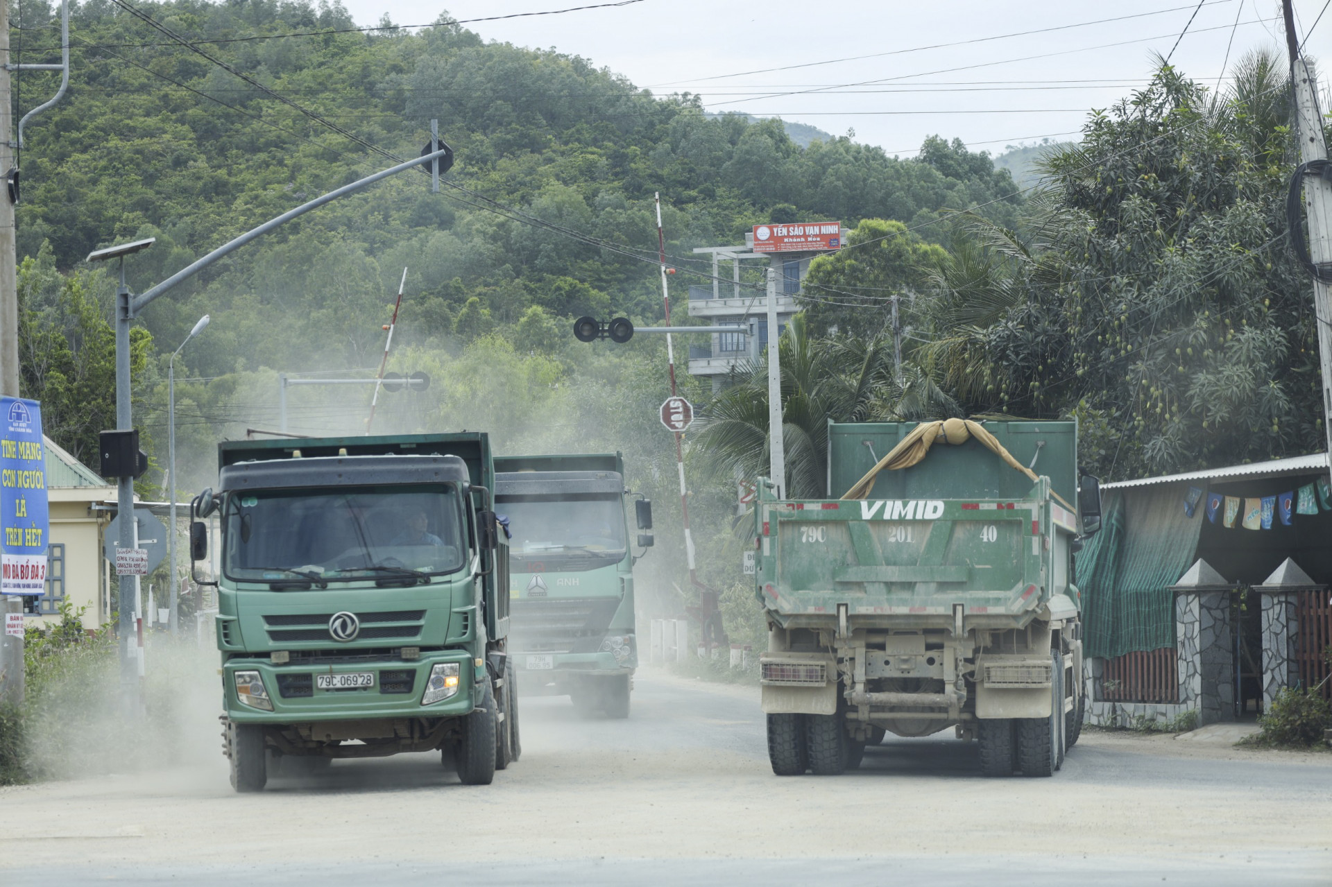 Xe tải cỡ lớn của các đơn vị chở vật liệu san lấp nối đuôi nhau chạy từ mỏ tại Vạn Hưng đến các dự án trọng điểm trên địa bàn huyện Vạn Ninh.