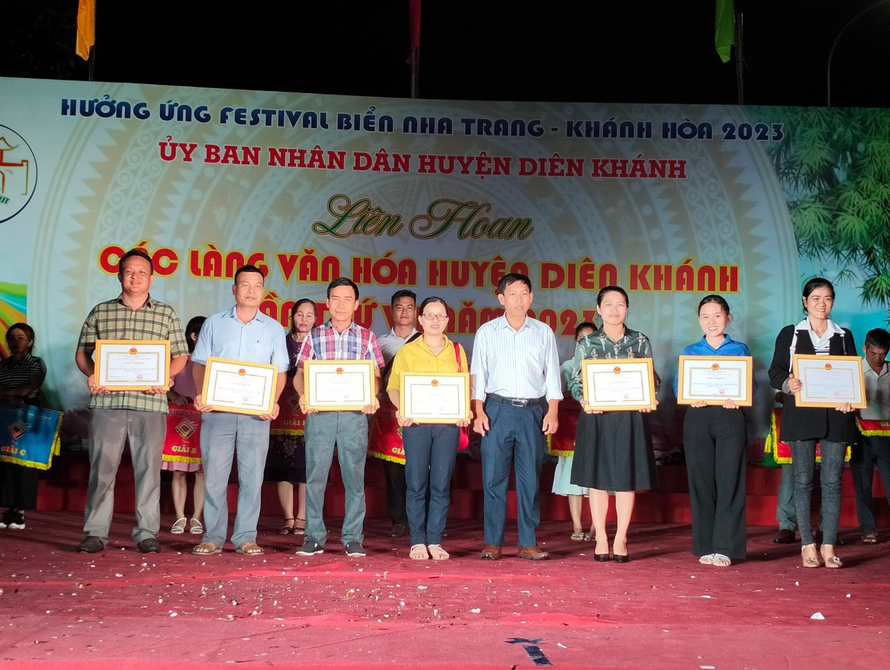 Lãnh  đạo  UBND  huyện  Diên  Khánh trao giấy khen cho 7 đội  đạt  gải  A