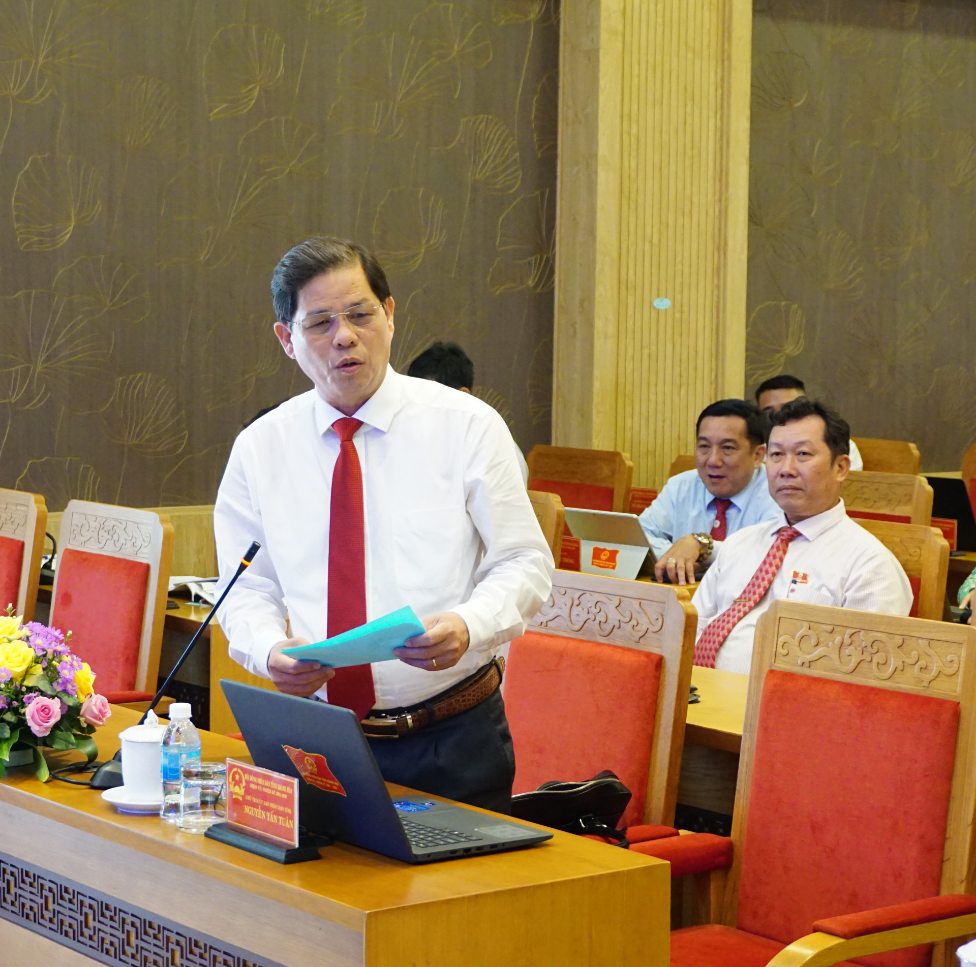 Chủ tịch UBND tỉnh Nguyễn Tấn Tuân phát biểu thảo luận tại kỳ họp