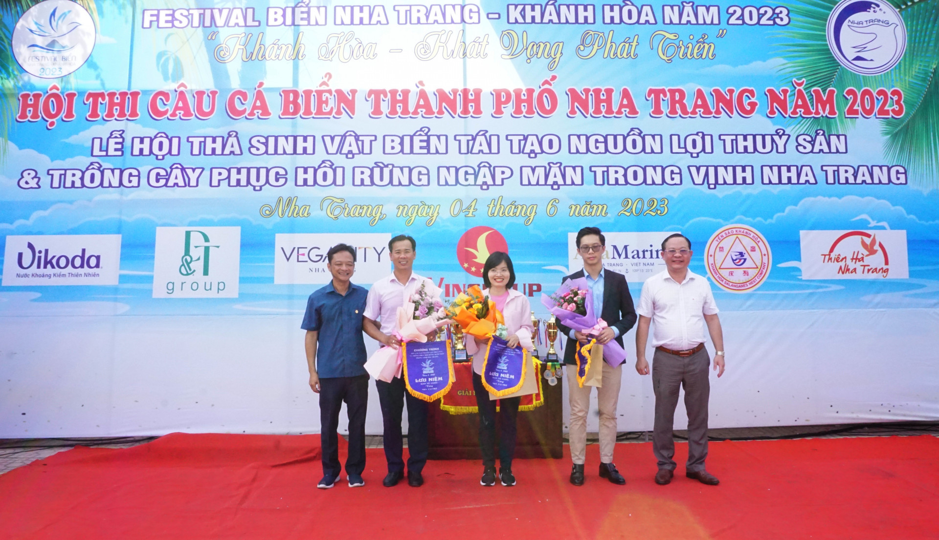 Lãnh đạo TP. Nha Trang và Ban quản lý vịnh Nha Trang tặng hoa cho các đơn vị tài trợ