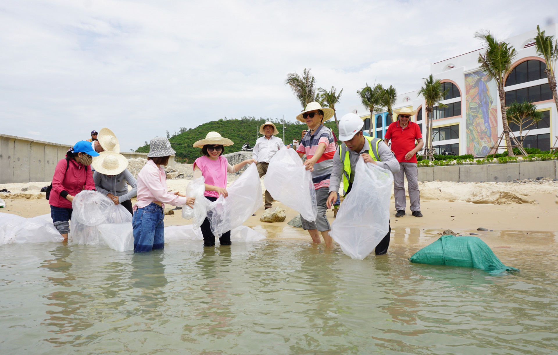 Thả giống tái tạo nguồn lợi thủy sản ở vùng nước vạn san đảo tại Vega City Nha Trang