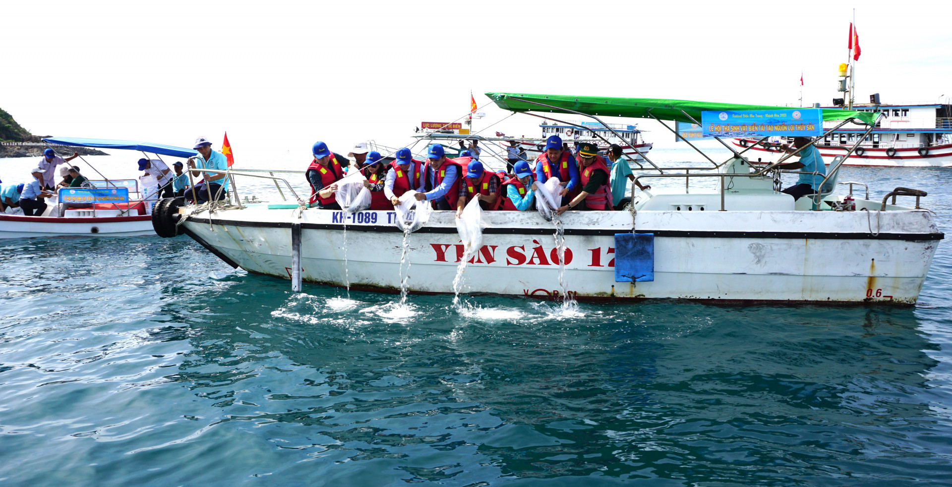 Các đại biểu thả cá xuống khu vực biển Đông Tằm