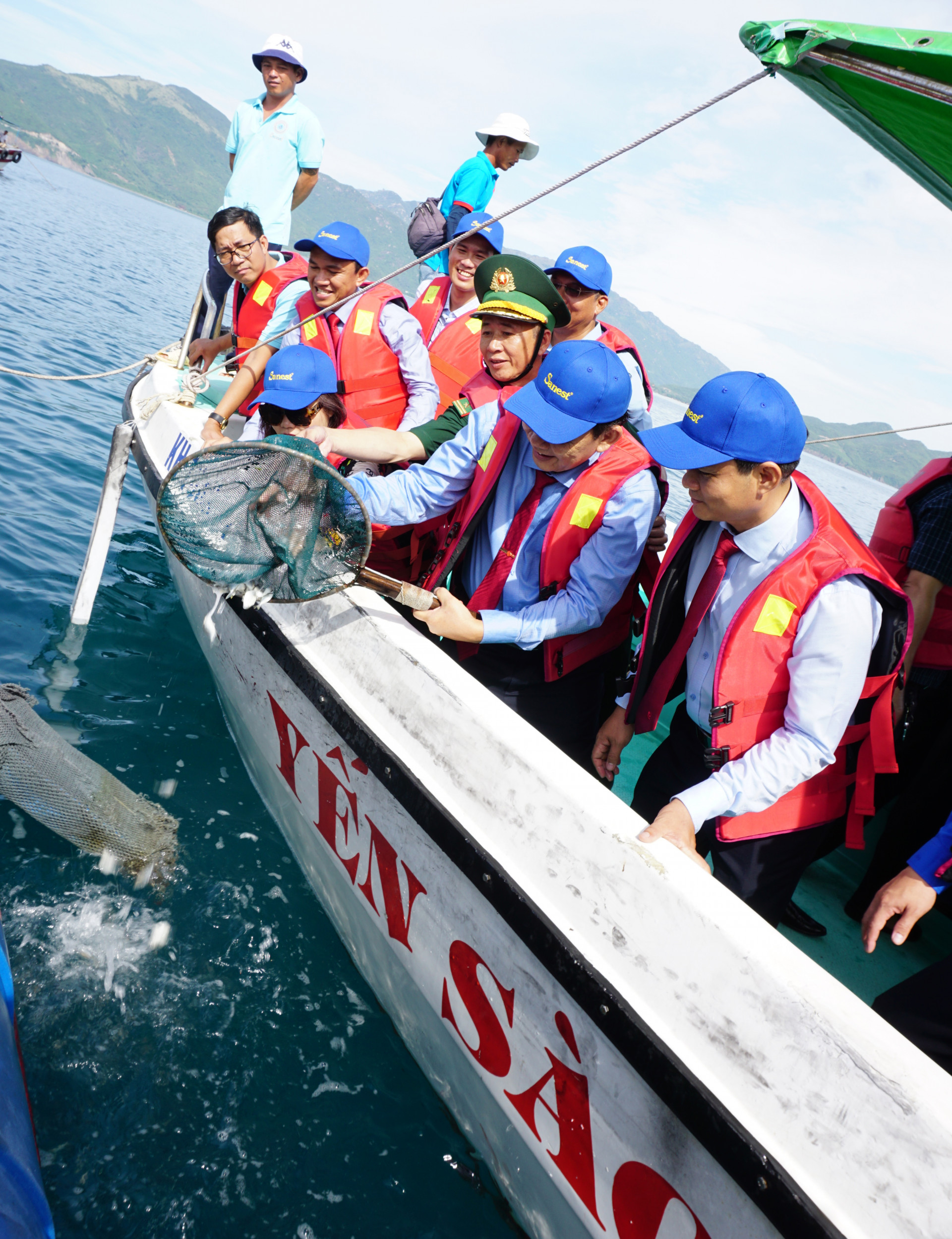 Lãnh đạo Công ty TNHH Nhà nước Một thành viên Yến sào Khánh Hòa thả cá giống tái tạo nguồn lợi thủy sản trên vịnh Nha Trang