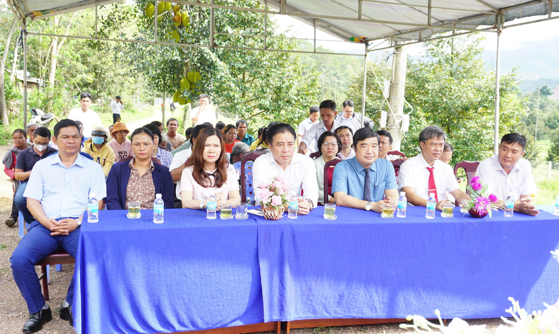 Các đại biểu dự lễ khởi công xây dựng nhà ở cho 20 hộ nghèo xã Sơn Bình