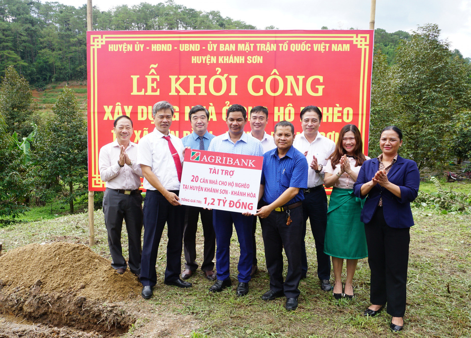 Lãnh đạo Agribank Chi nhánh tỉnh Khánh Hòa trao bảng tượng trưng kinh phí hỗ trợ xây dựng nhà ở cho 20 hộ nghèo huyện Khánh Sơn 