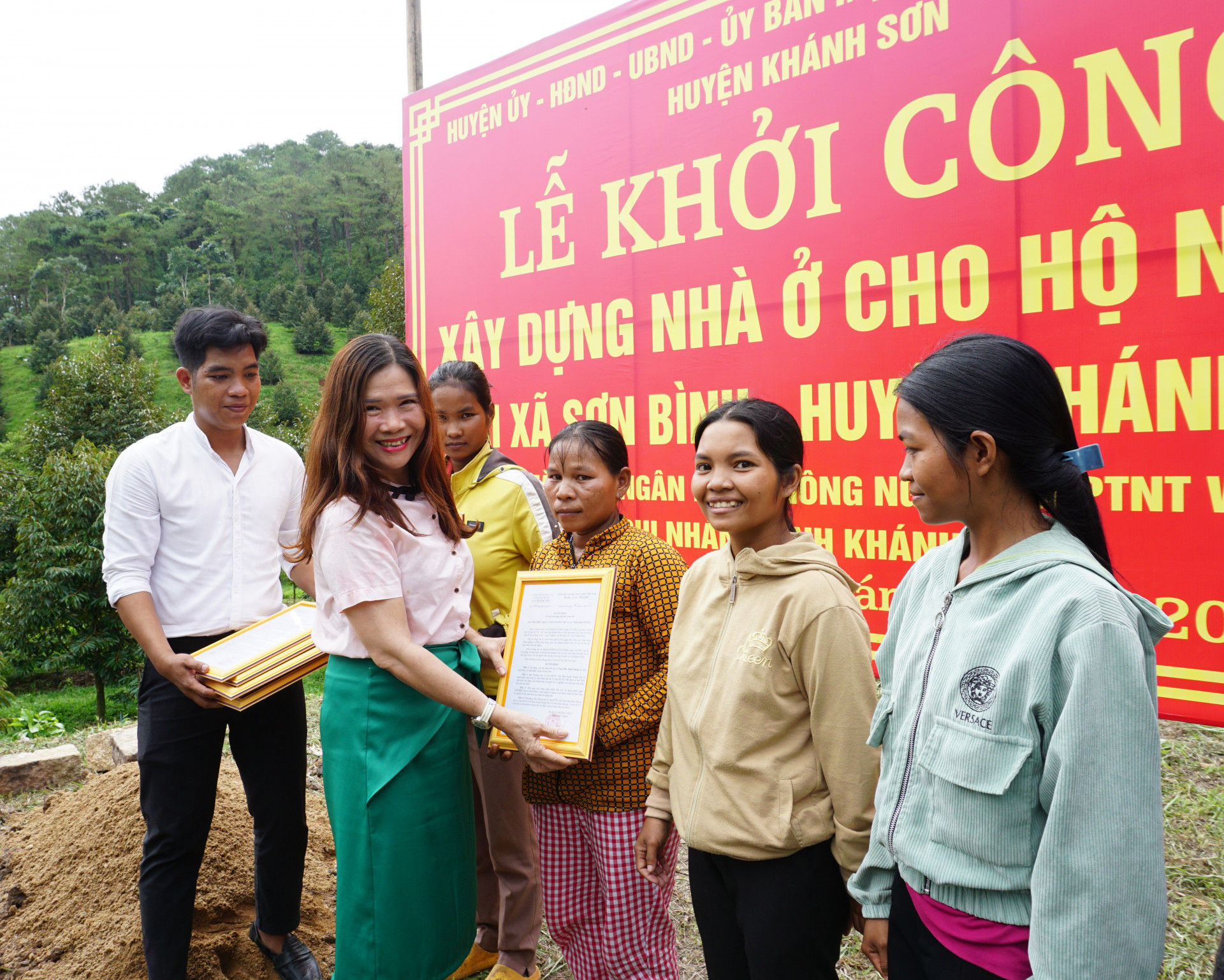 Lãnh đạo Ủy ban MTTQ Việt Nam tỉnh trao quyết định tặng nhà Đại đoàn kết cho các hộ nghèo xã Sơn Bình