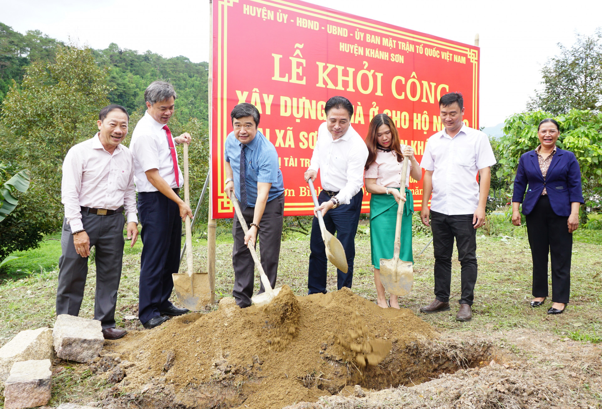 Đồng chí Nguyễn Khắc Toàn và các đại biểu thực hiện nghi thức động thổ, khởi công xây dựng nhà ở cho hộ nghèo xã Sơn Bình