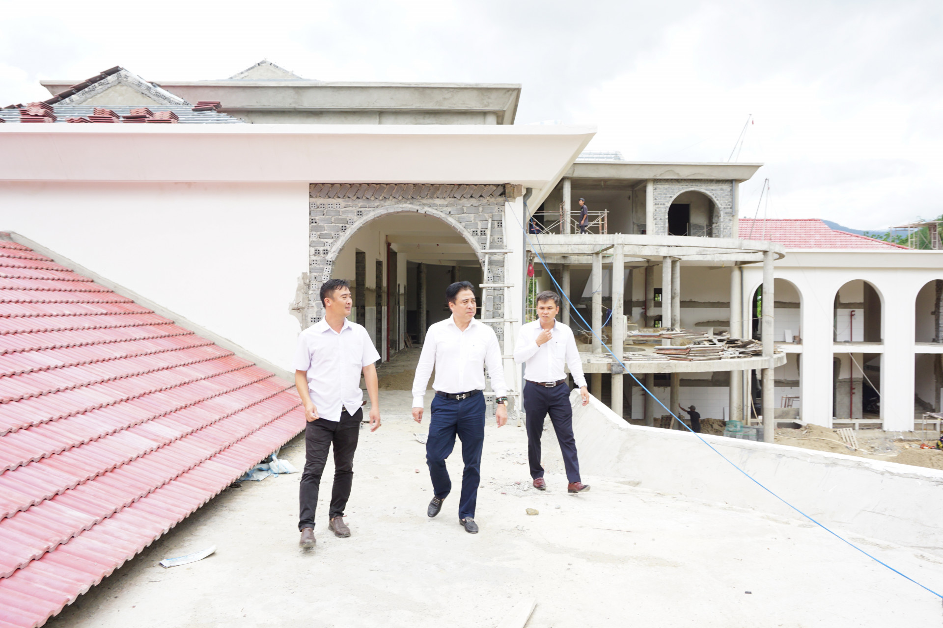 Đồng chí Nguyễn Khắc Toàn đến kiểm tra tiến độ thi công công trình Trường Mầm non Anh Đào