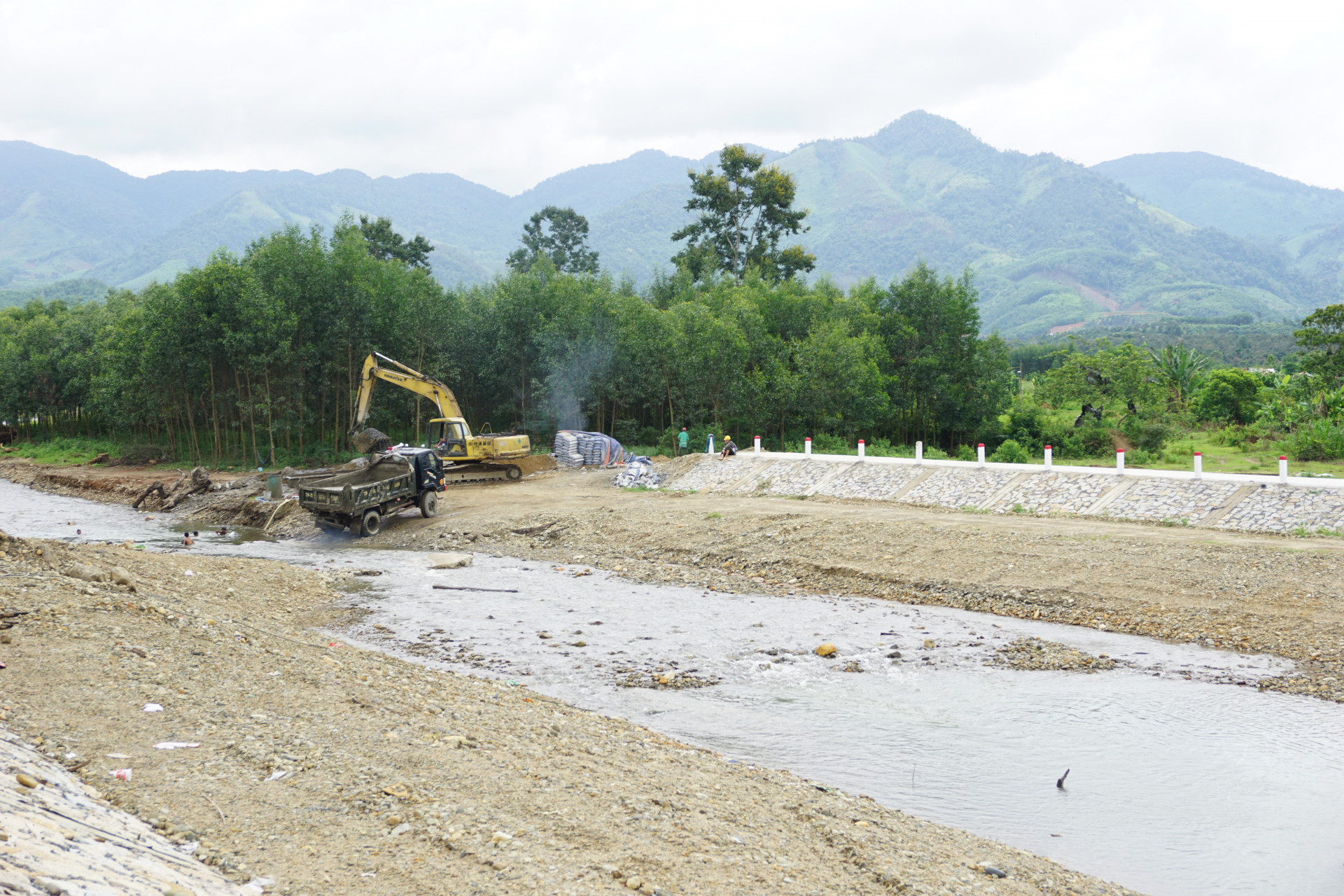 công trình Kè chống sạt lở sông Tô Hạp, đoạn qua xã Ba Cụm Bắc – thị trấn Tô Hạp – xã Sơn Trung đến nay đã đạt 80% khối lượng thi công
