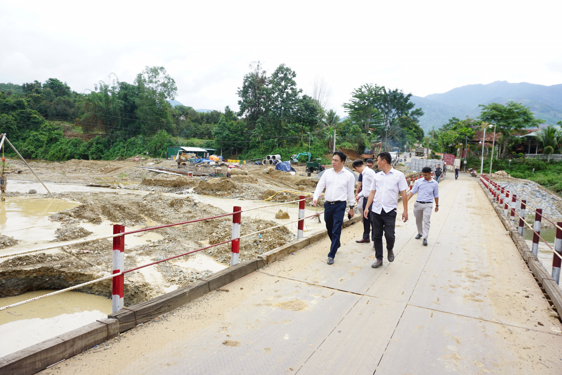 Đồng chí Nguyễn Khắc Toàn đi thị sát tiến độ công trình Cầu Sơn Trung