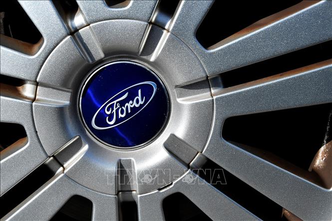 Biểu tượng nhà sản xuất xe ô tô Mỹ Ford trên một phương tiện ở Blanquefort, Pháp.