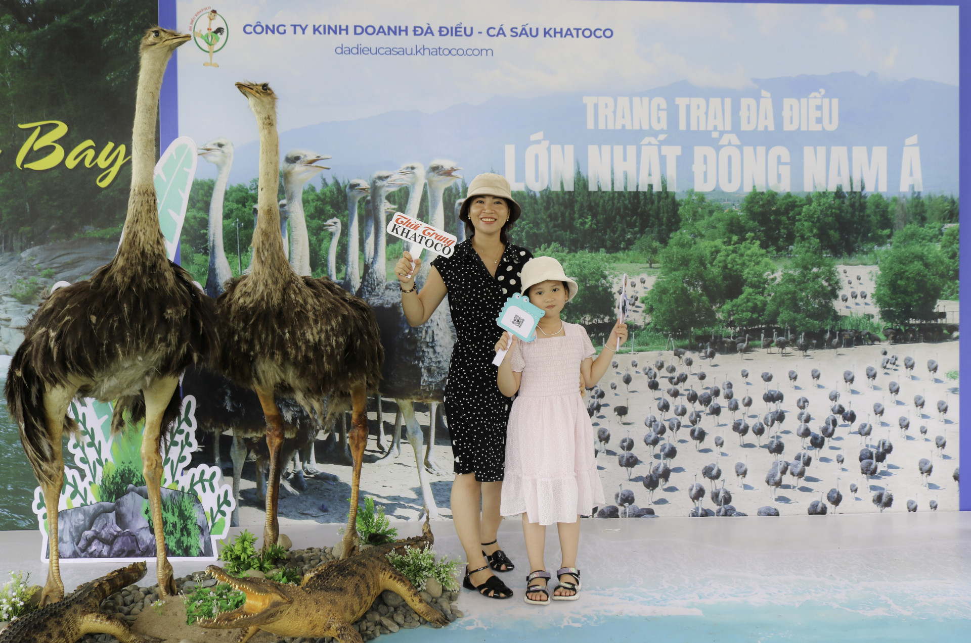 Du khách chụp hình Check - in cùng Khatoco tại khu vực giới thiệu trại đà điểu lớn nhất Đông Nam Á, sản phẩm thời trang da đà điểu, cá sấu Khatoco