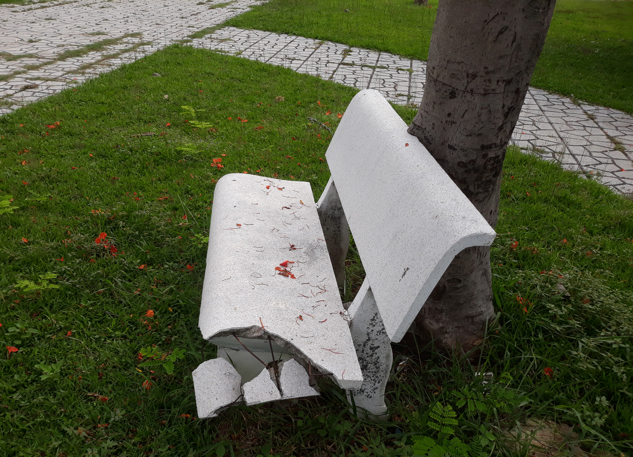 Cần thu dọn ghế đá bị hỏng ở công viên