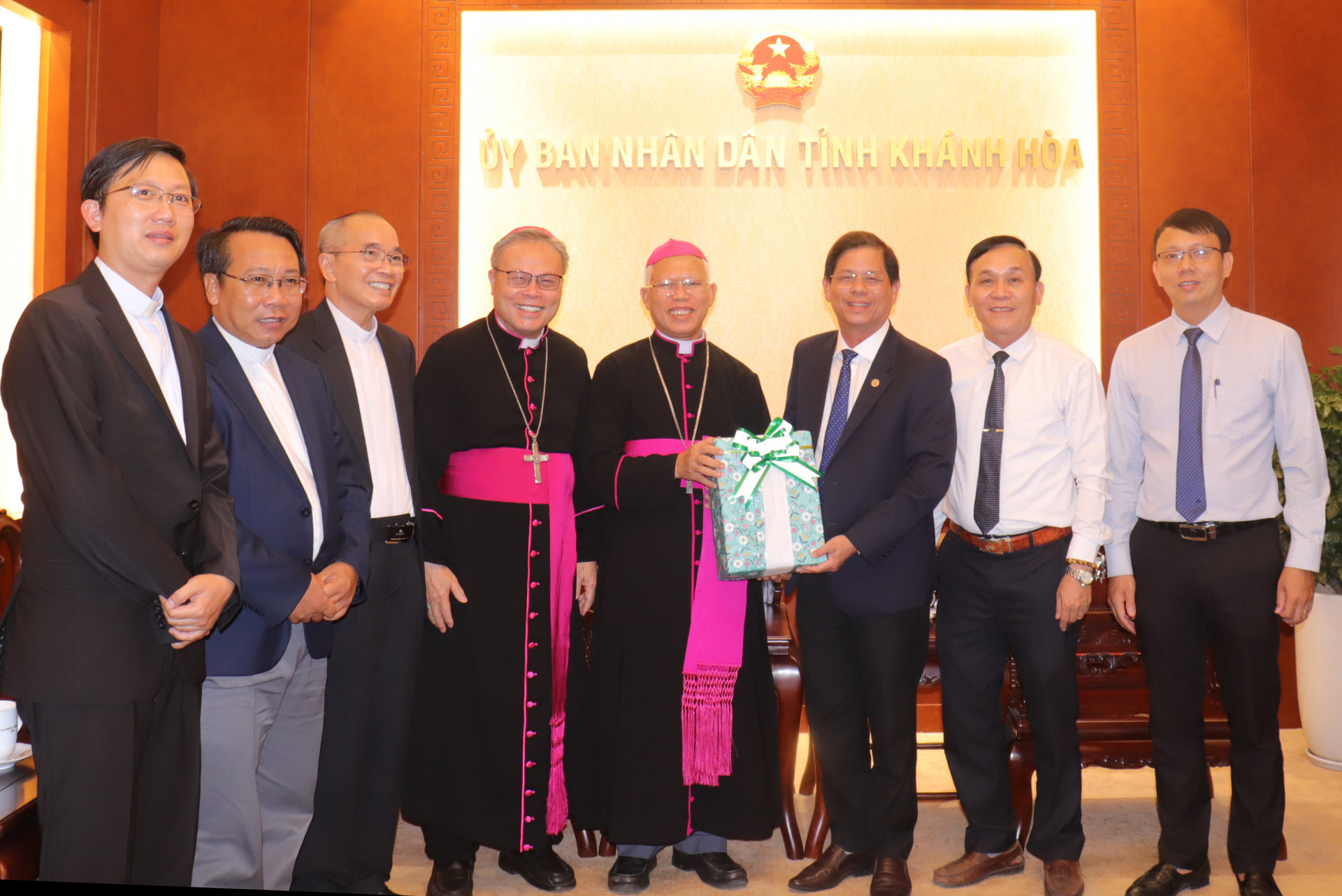 Đại diện Giáo phận Nha Trang trao quà cho lãnh đạo tỉnh Khánh Hòa.