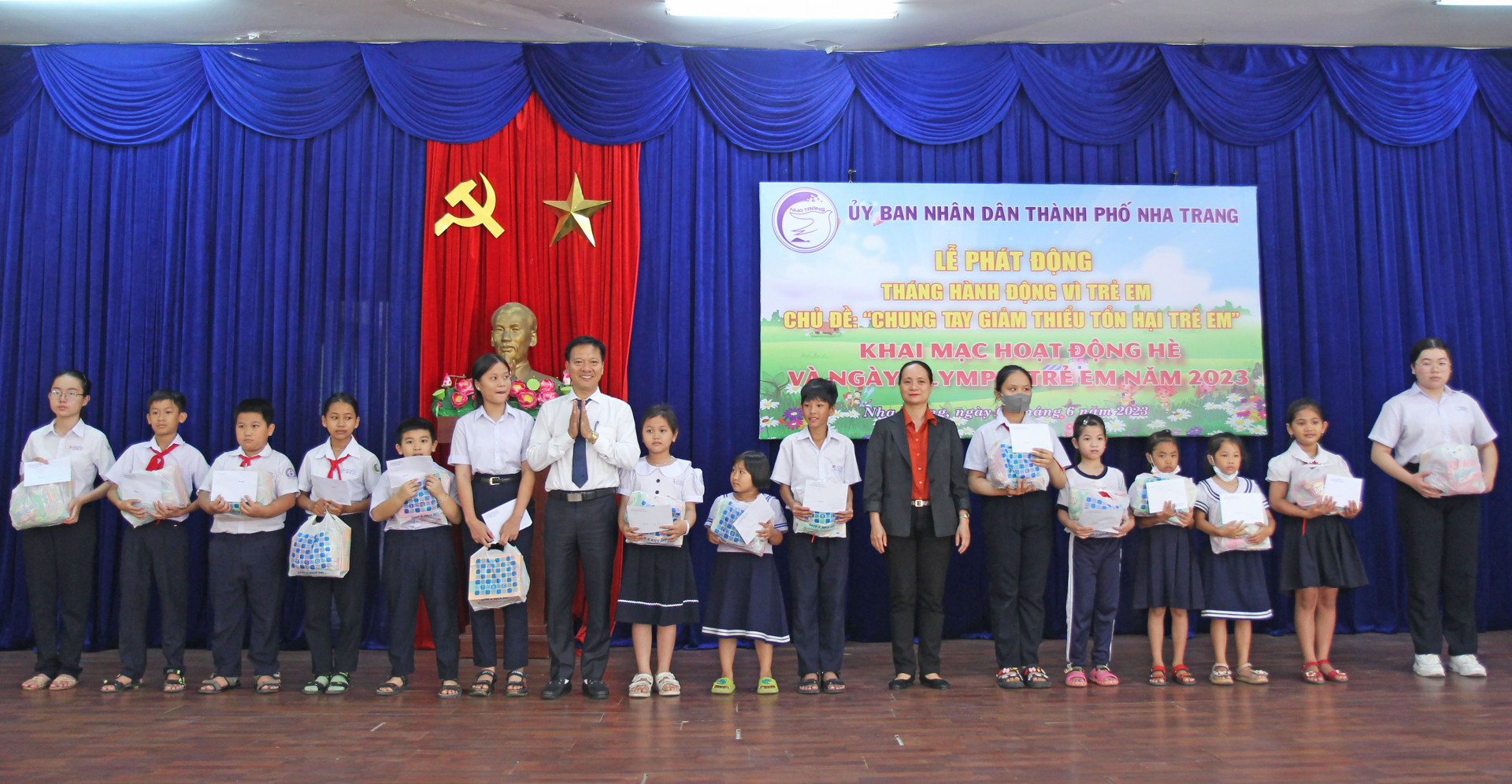 Lãnh đạo UBND TP. Nha Trang và Phòng Lao động – Thương binh và Xã hội thành phố trao học bổng cho học sinh.