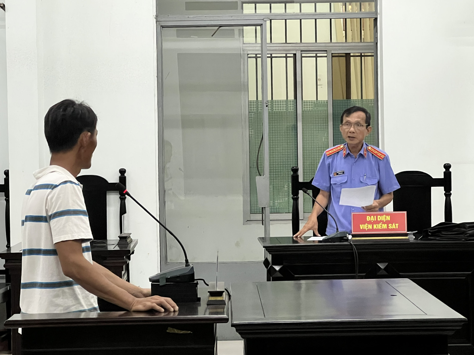 Đại diện Viện Kiểm sát nhân dân tỉnh phát biểu tại phiên tòa phúc thẩm.