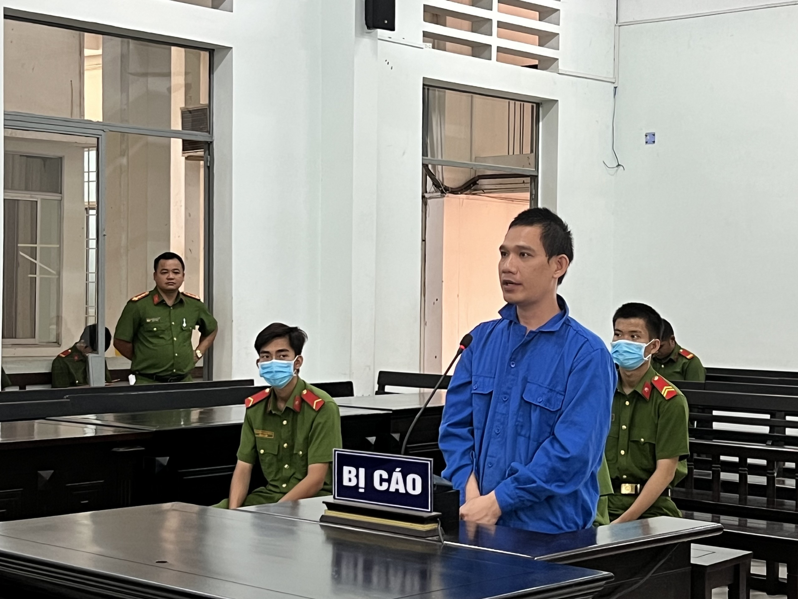 Lãnh 5 năm tù vì chém người