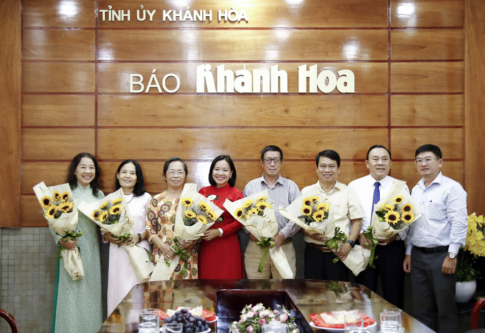 Lãnh đạo Báo Khánh Hòa tặng hoa cho các vị nguyên lãnh đạo Báo nhân dịp 21-6.
