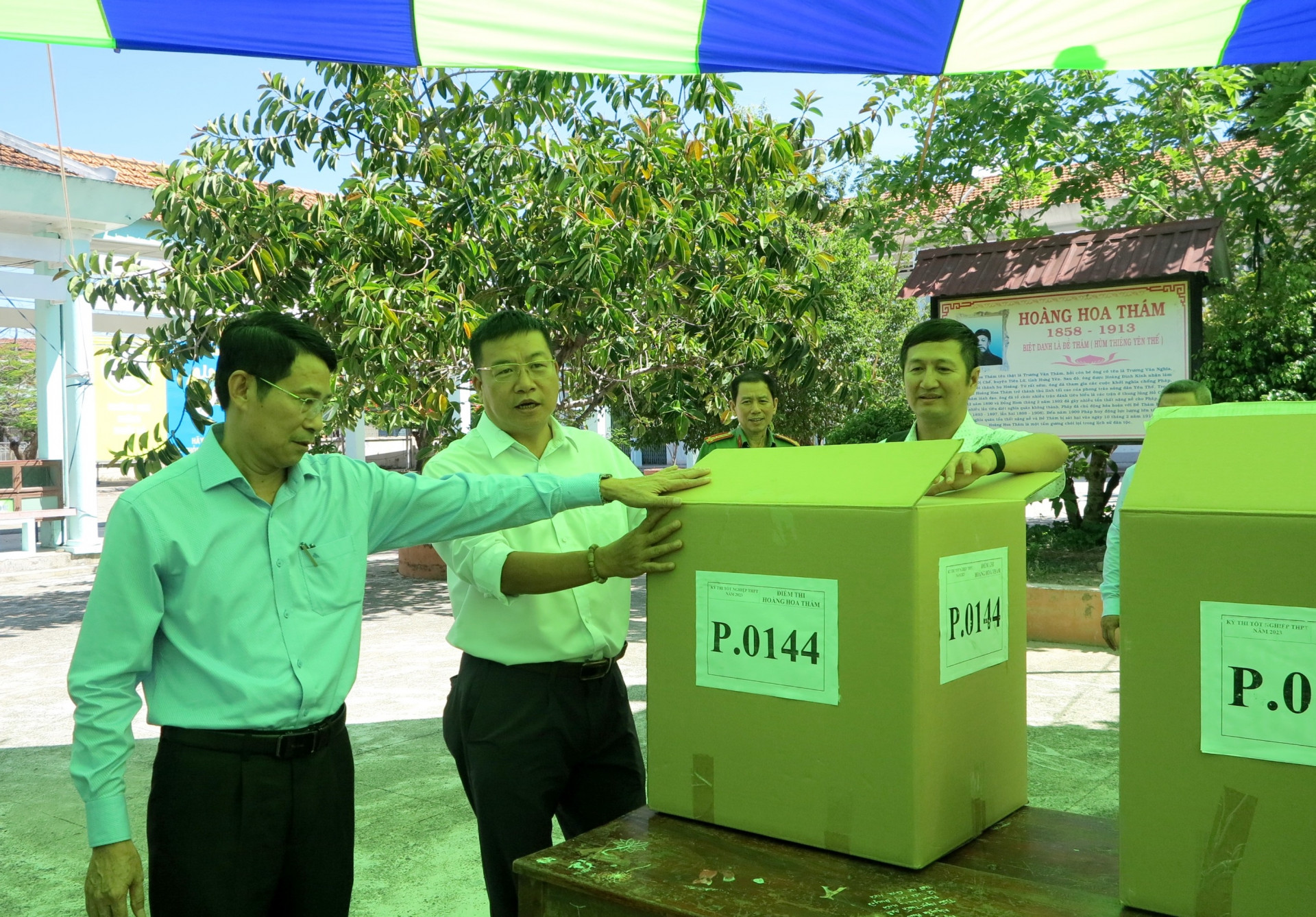 Kiểm tra khu vực quản lý vật dụng của thí sinh tại Trường THPT Hoàng Hoa Thám. 