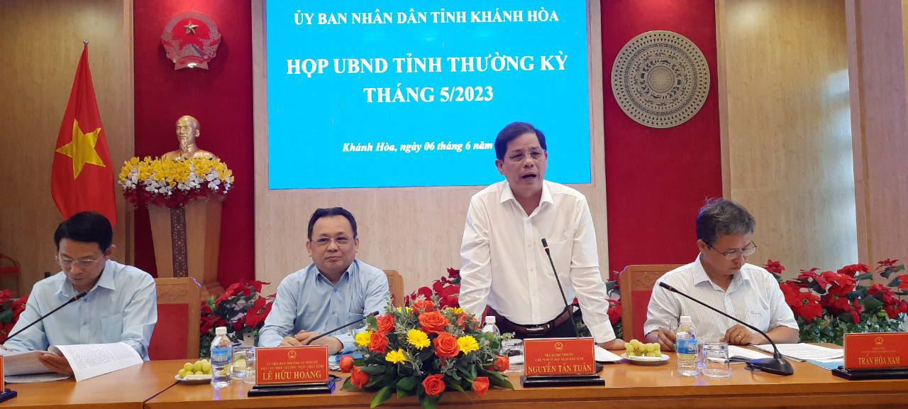 Ông Nguyễn Tấn Tuân phát biểu tại cuộc họp