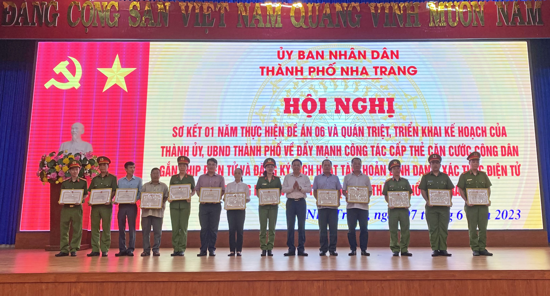 Đồng chí Nguyễn Sỹ Khánh - Phó Bí thư Thành ủy, Chủ tịch UBND thành phố trao giấy khen cho các cá nhân.