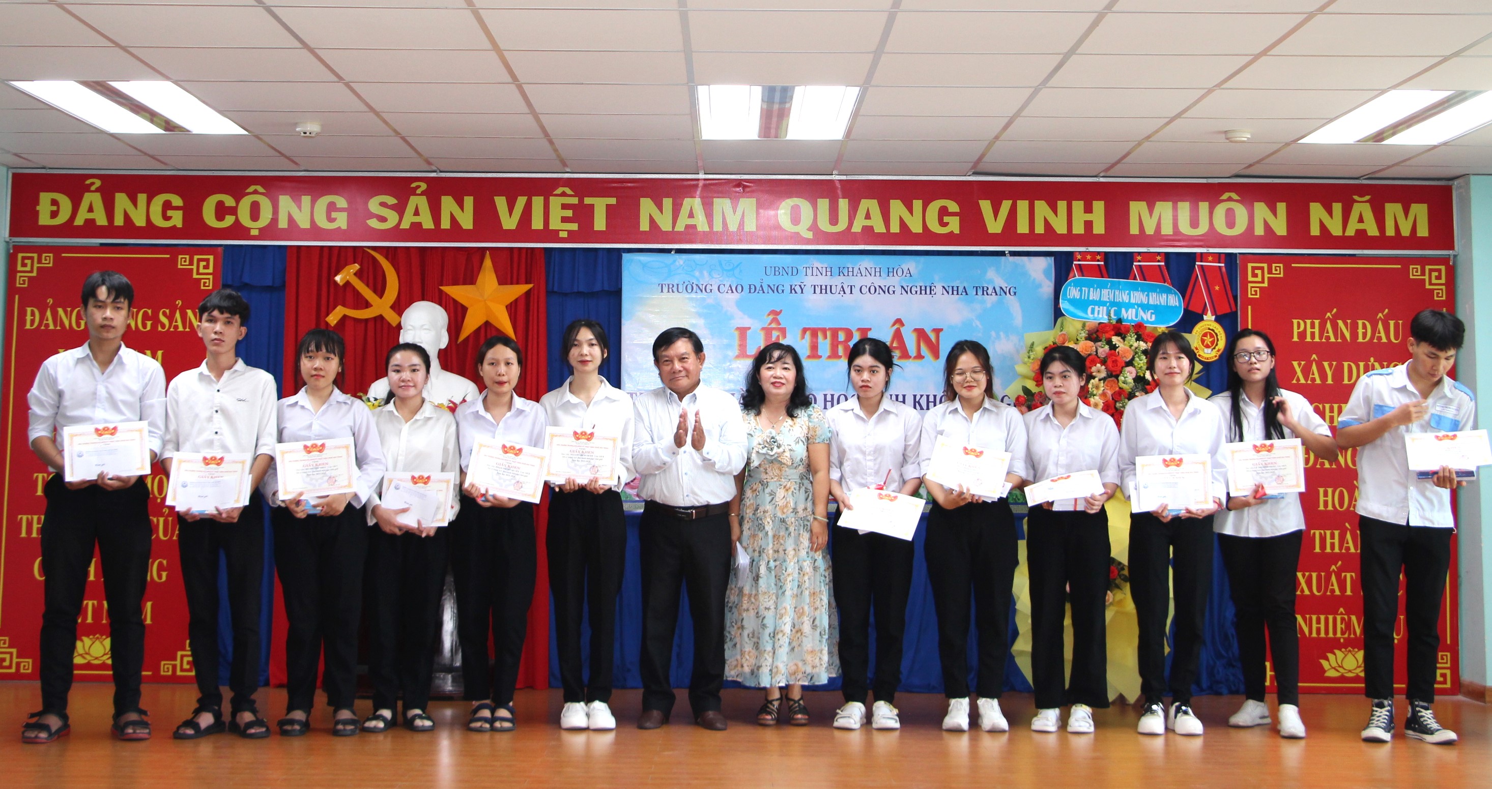 Tri ân trưởng thành cho học sinh khối 12 - hệ giáo dục thường xuyên