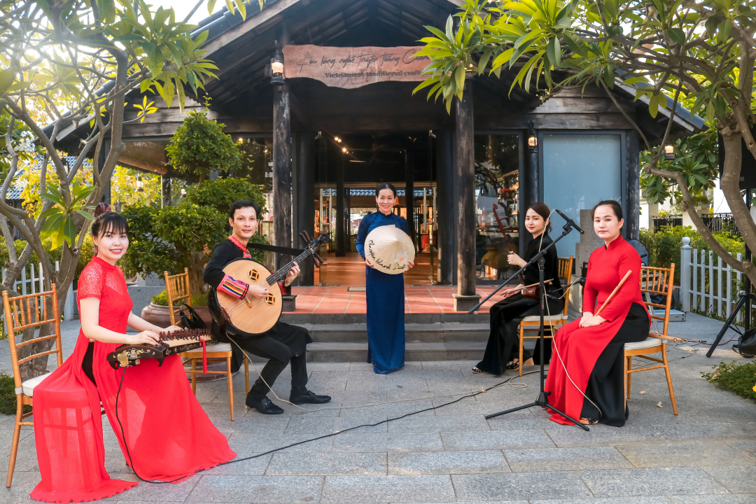 Các nghệ sĩ biểu diễn nhạc cụ dân tộc tại ốc đảo xanh Champa Island
