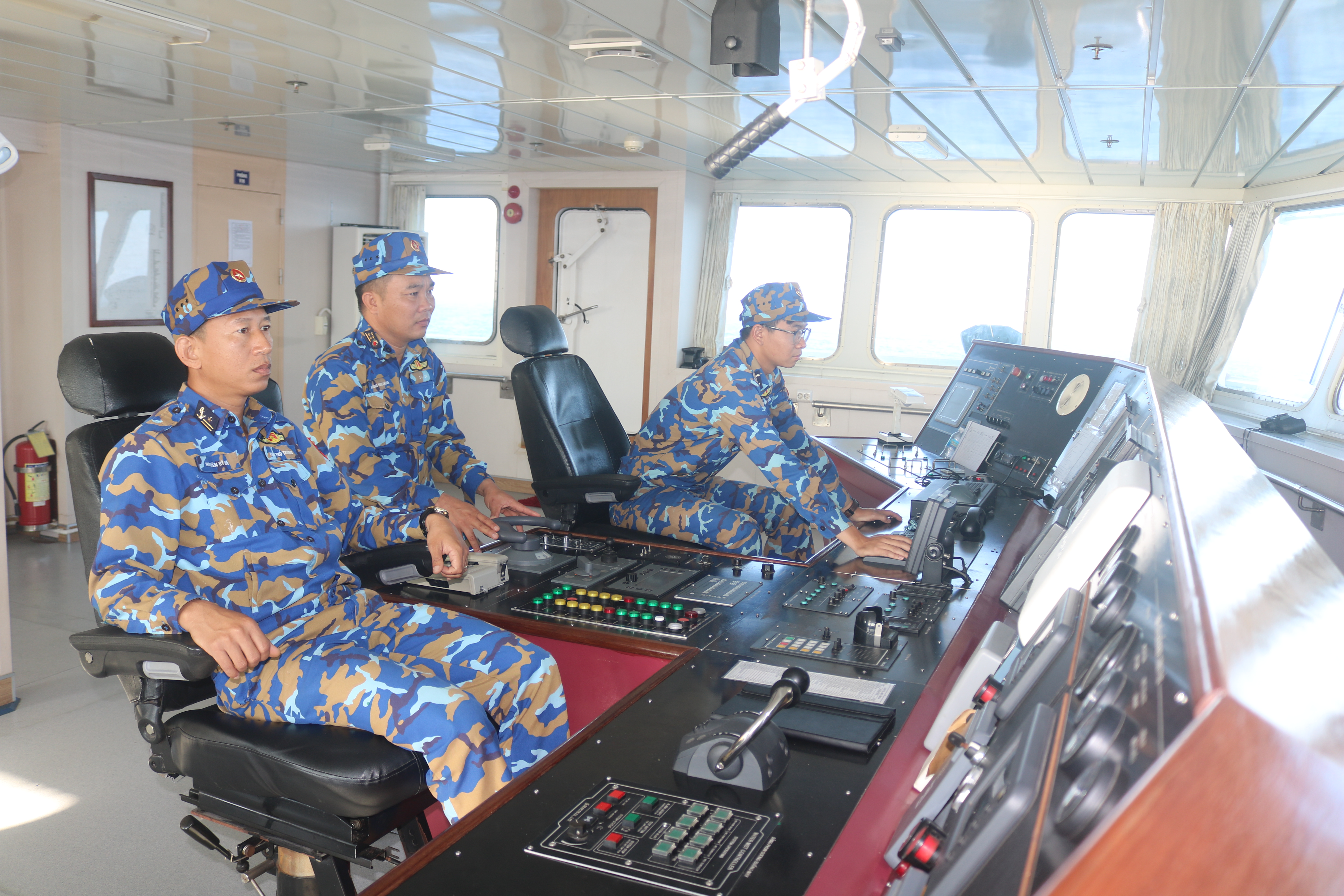 Tàu Trường Sa 571: Vững vàng vượt sóng 