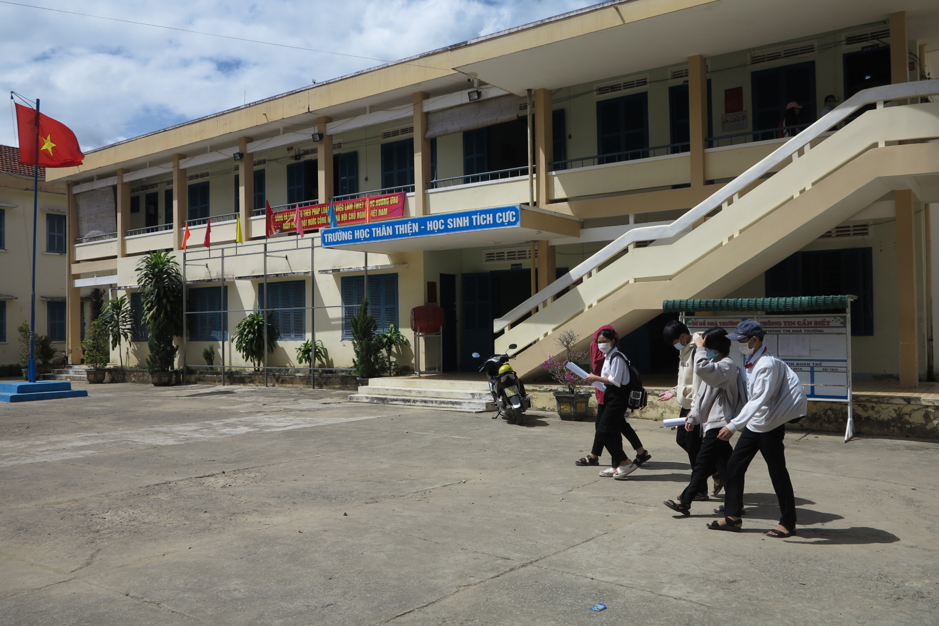 Trường THCS Tô Hạp (huyện Khánh Sơn). 