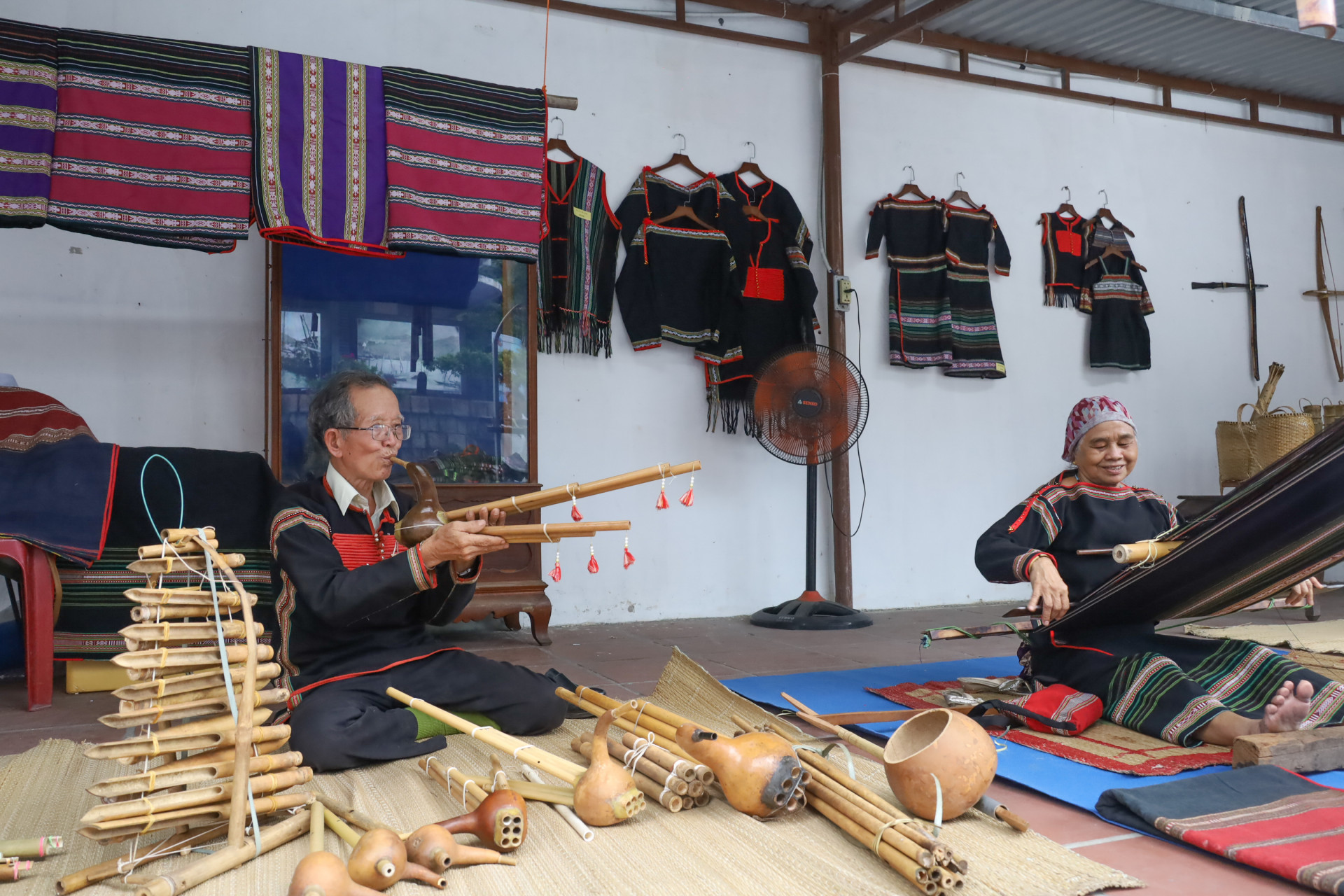 Hai nghệ nhân người Êđê đến từ tỉnh Đắk Lắk giới thiệu các loại nhạc cụ được làm từ tre nứa và nghề dệt thổ cẩm truyền thống.