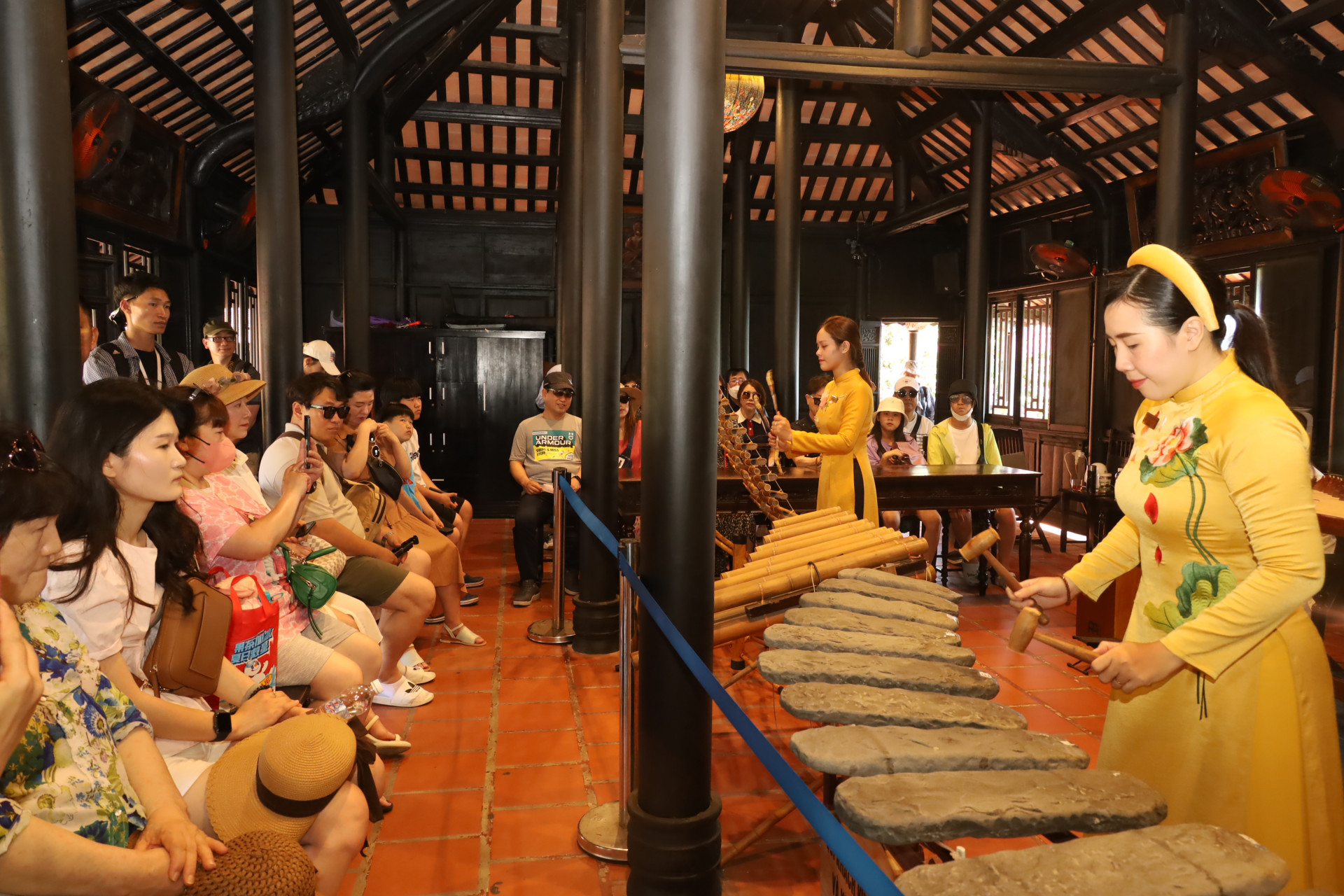 Biểu diễn nhạc cụ dân tộc ở Hội quán vịnh Nha Trang.