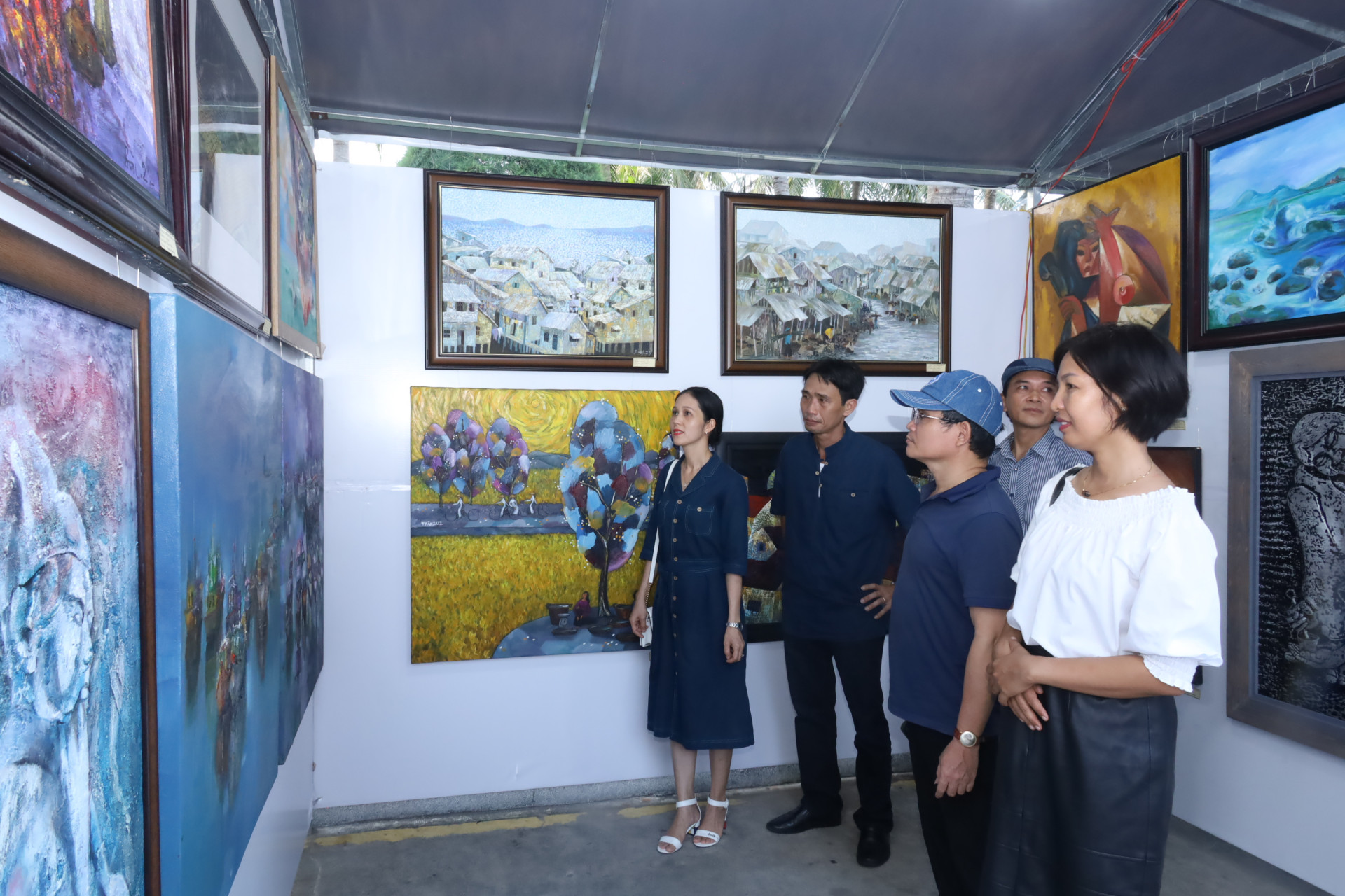 Các nghệ sĩ xem tranh được Hội VHNT tỉnh giới thiệu tại Festival Biển 2023.