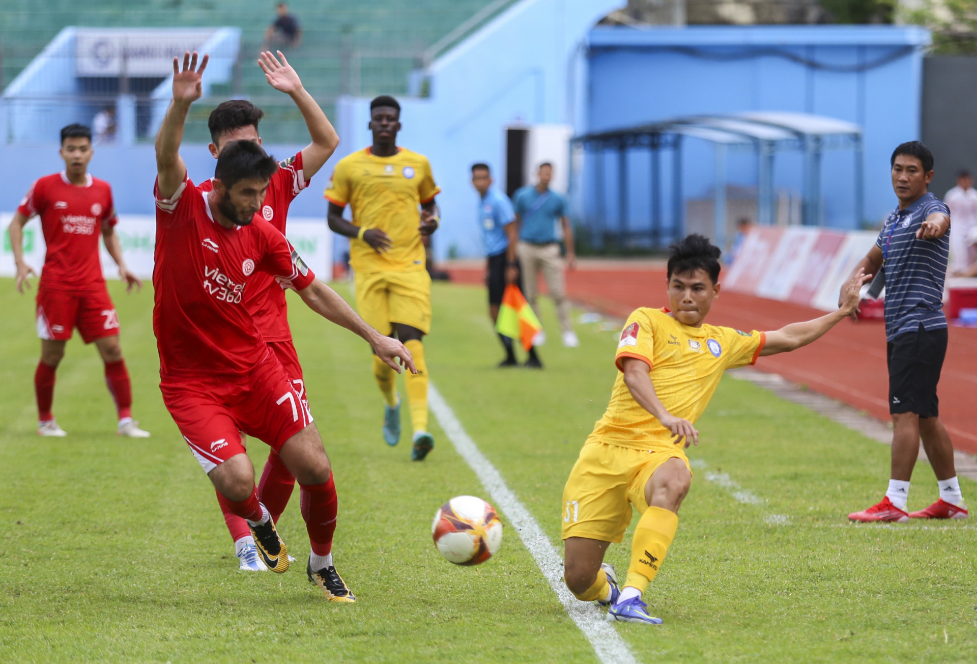 Lối chơi lăn xả các cầu thủ Khánh Hòa FC (ngoài cùng bên phải) giúp họ có được kết quả tốt trước các đối thủ mạnh.