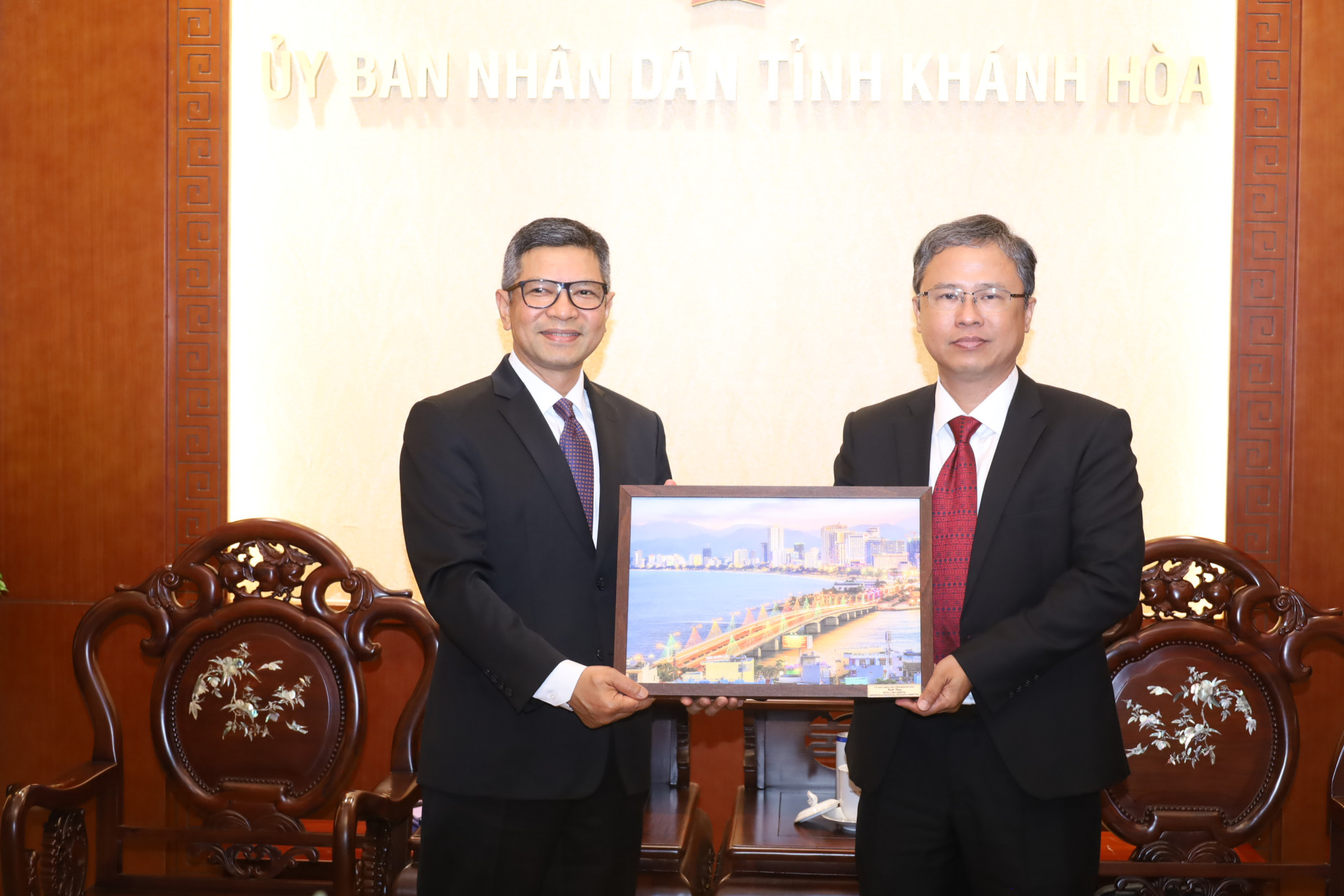 Đồng chí Trần Hòa Nam trao tặng ông Denny Abdi bức ảnh về TP. Nha Trang.