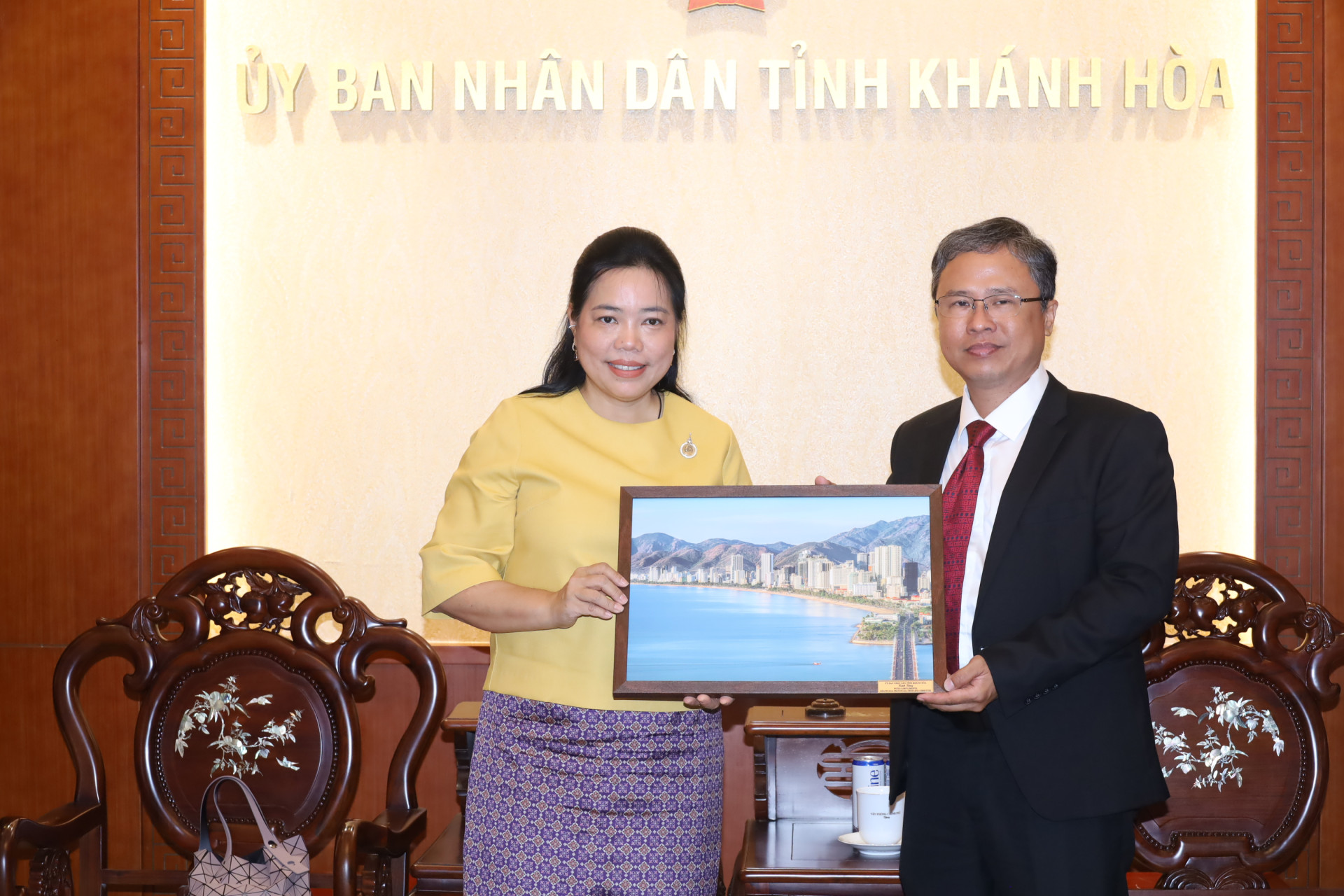 Đồng chí Trần Hòa Nam trao tặng bà Wiraka Moodhitaporn bức ảnh về TP. Nha Trang.