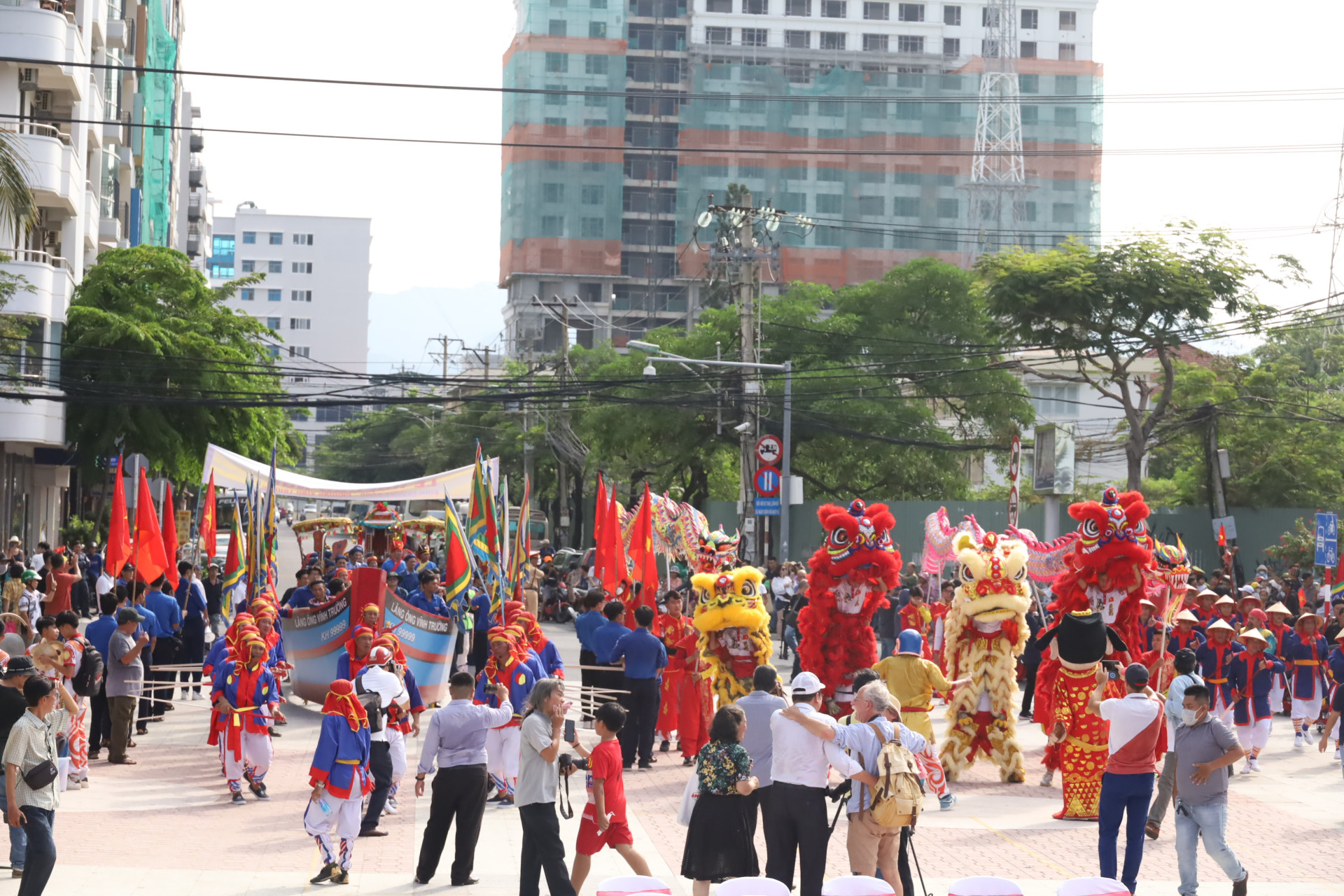Hoạt động tái hiện Lễ hội cầu ngư thu hút nhiều người dân, du khách.