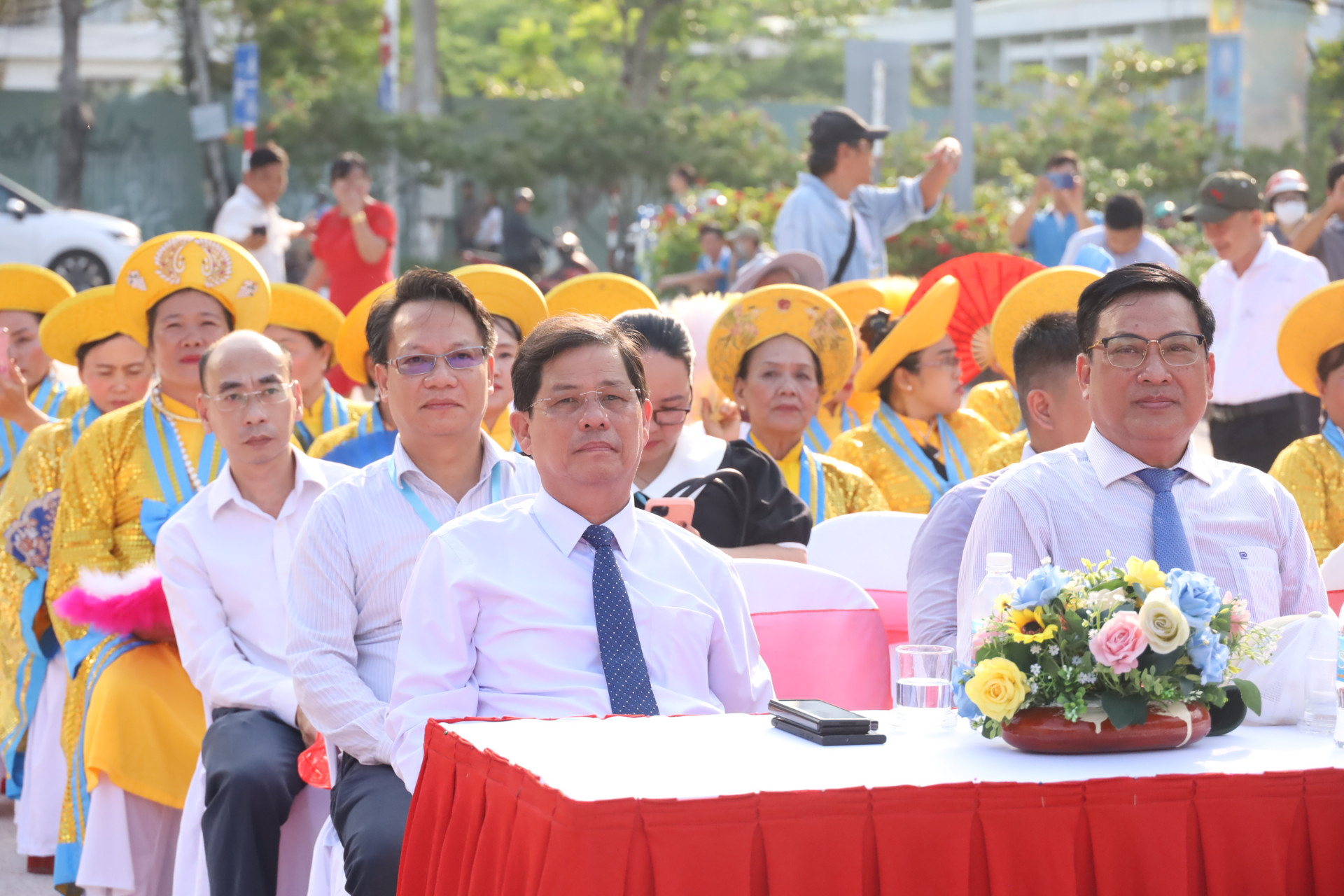 Đồng chí Nguyễn Tấn Tuân và Lê Hữu Thọ đến dự buổi tái hiện lễ hội cầu ngư.