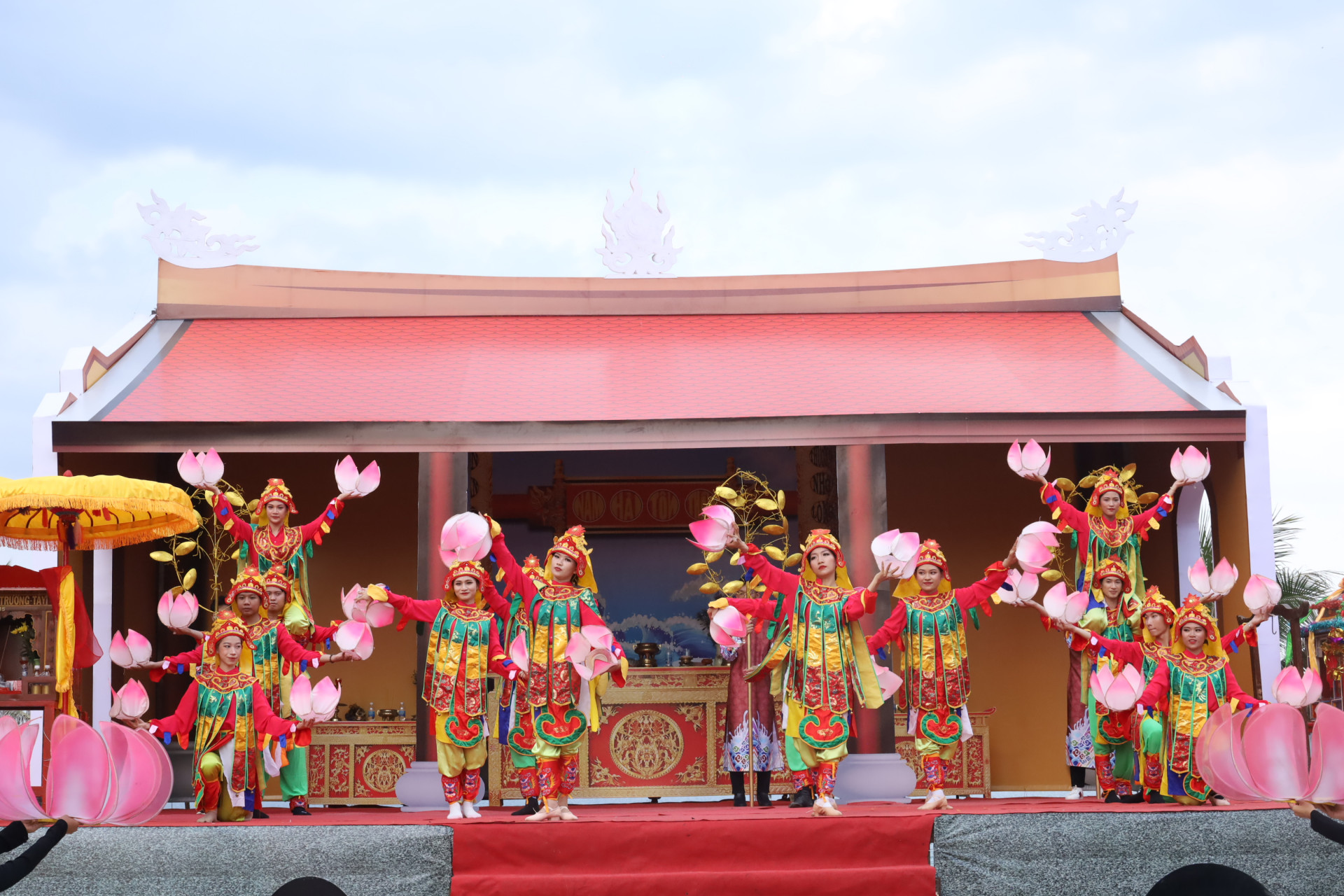 Màn múa lục cúng hoa đăng tại sân khấu chính đối diện đường Tuệ Tĩnh.   