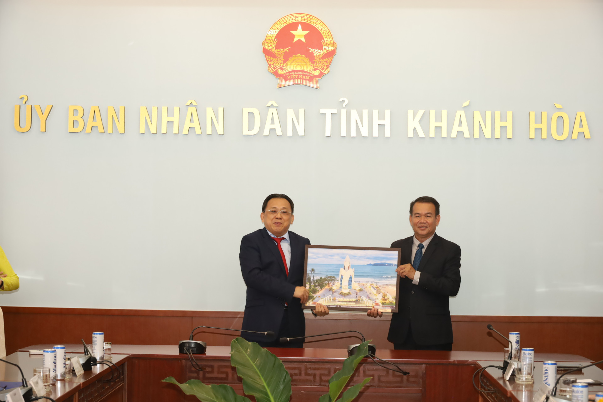 Đồng chí Lê Hữu Hoàng tặng ông Som Bouttakoun bức ảnh về TP. Nha Trang.