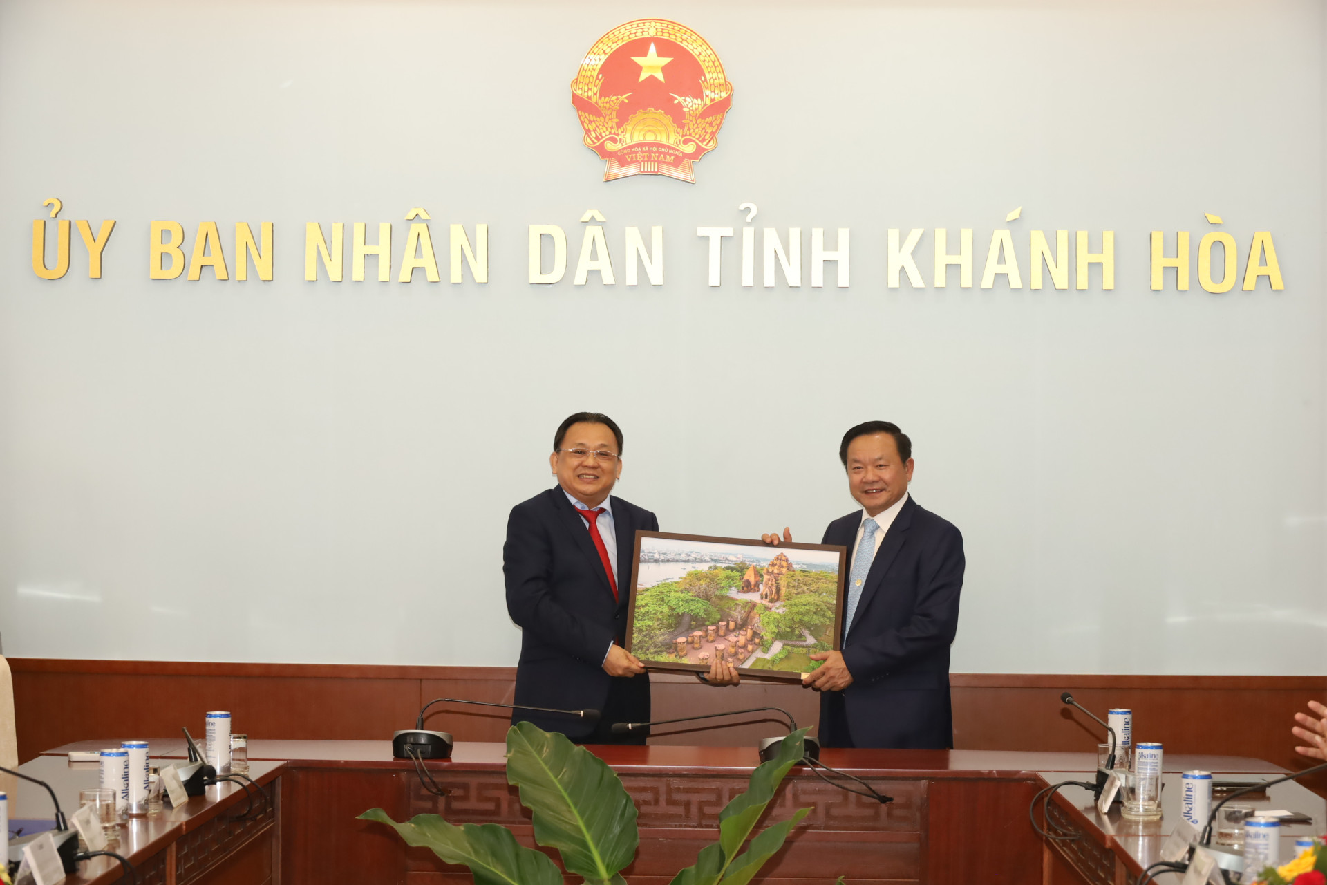 Đồng chí Lê Hữu Hoàng tặng ông Phoukhong Bannavong bức ảnh về di tích Tháp Bà Ponagar.