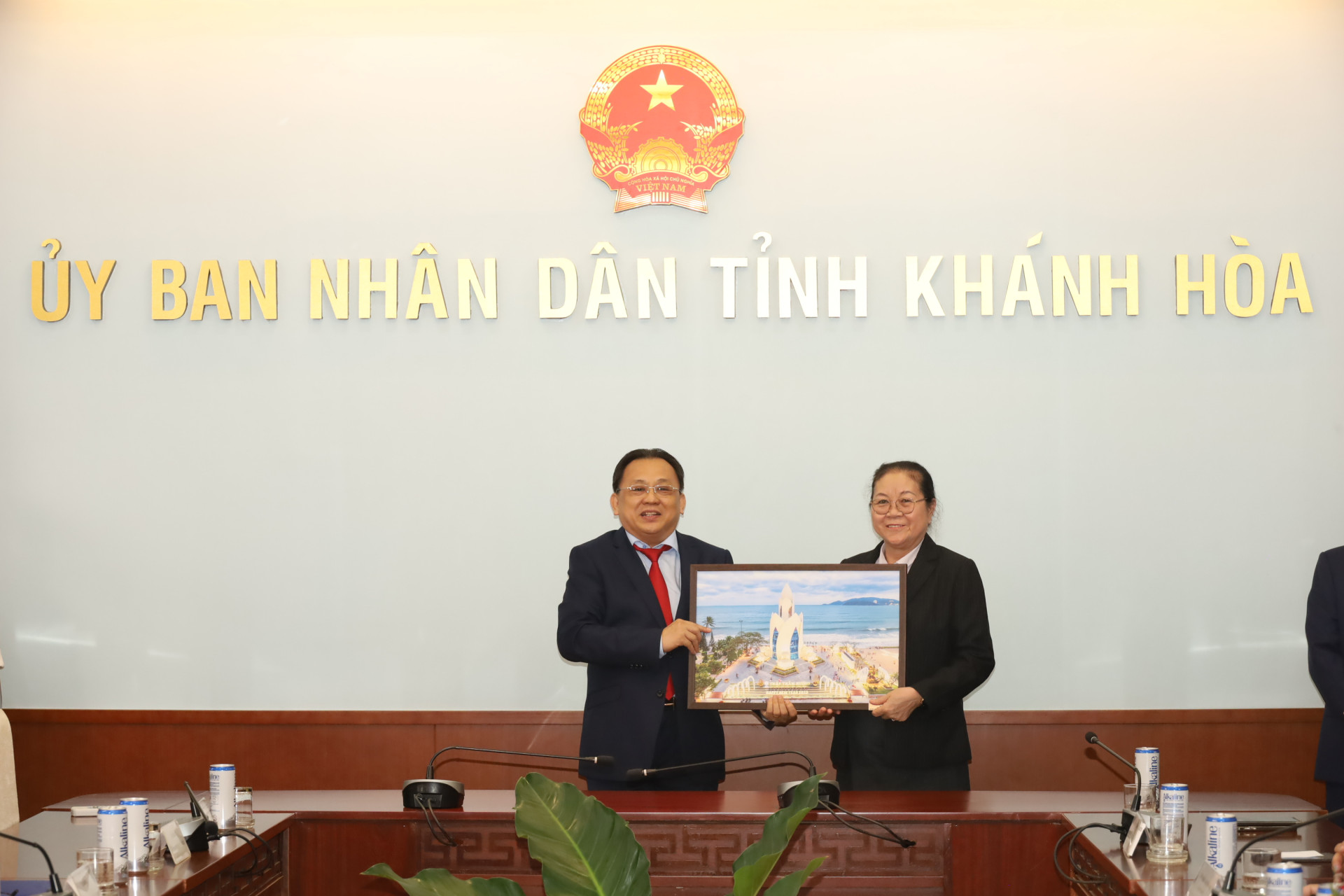 Đồng chí Lê Hữu Hoàng tặng bà Phimpha Keomixay bức ảnh về TP. Nha Trang.