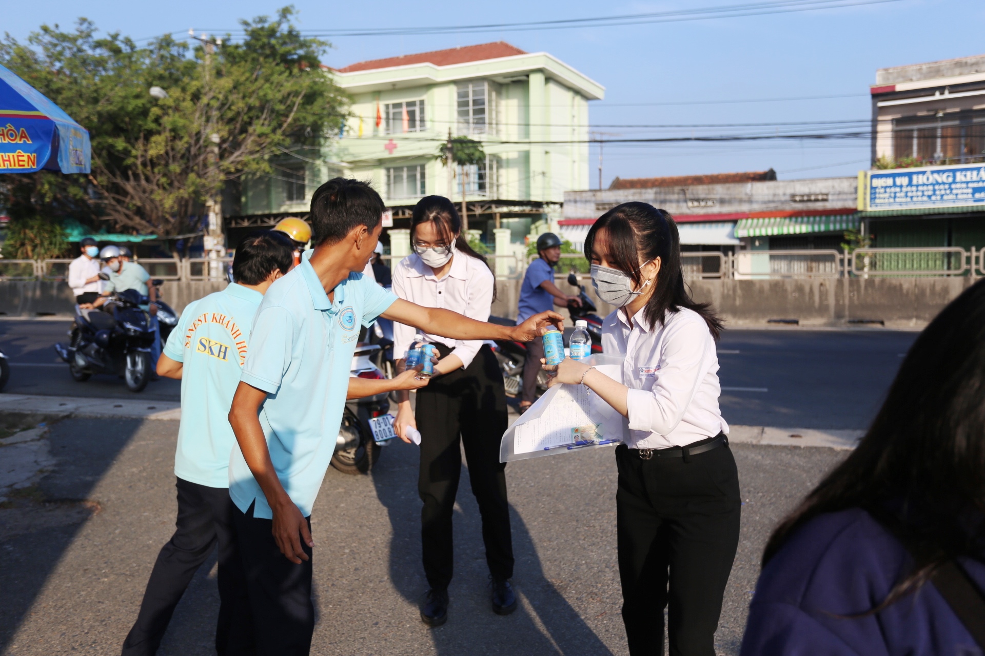 Tiếp sức mùa thi cho thí sinh. 