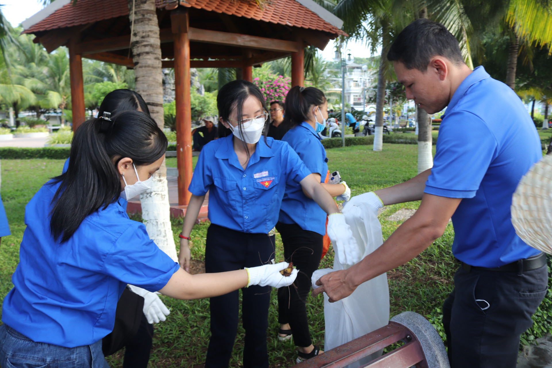 Các bạn học sinh trên địa bàn TP. Nha Trang nhặt rác sau lễ phát động.