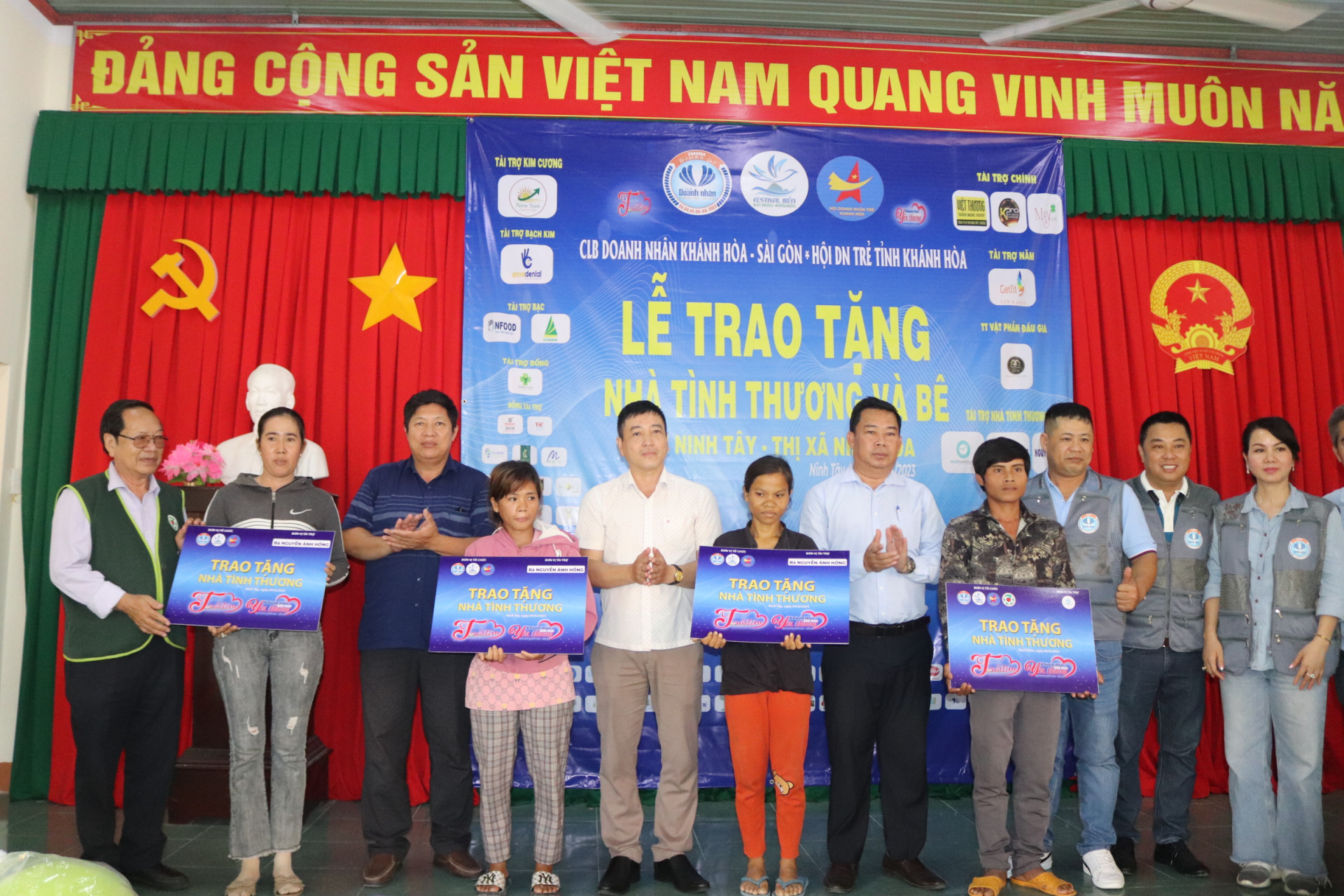 4 hộ gia đình nghèo ở xã Ninh Tây (thị xã Ninh Hòa) nhận quà từ ban tổ chức.