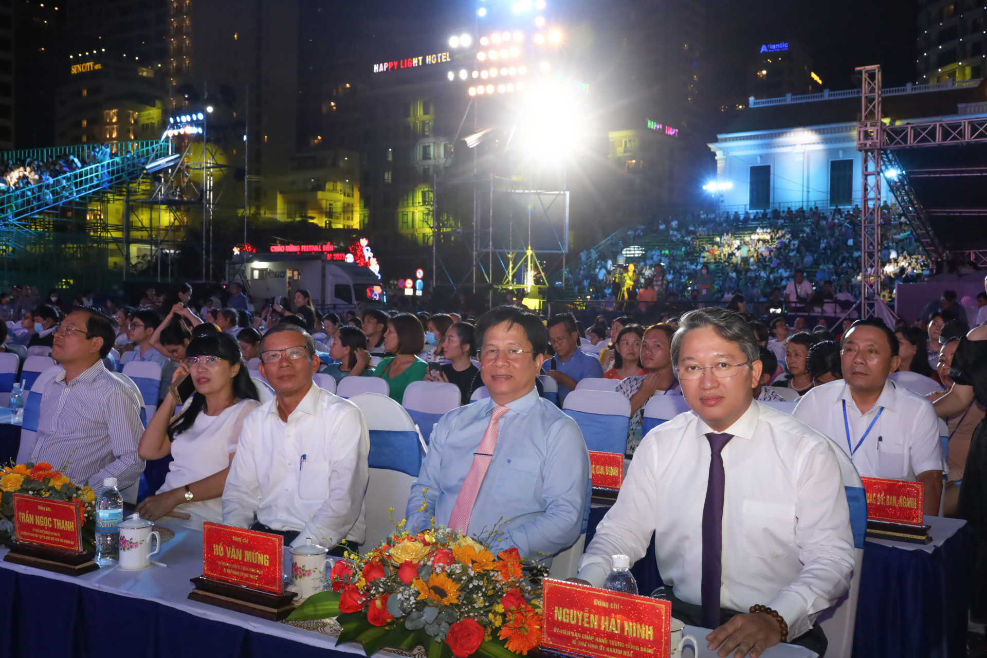 Các vị lãnh đạo tỉnh Khánh Hòa đến dự lễ bế mạc Festival Biển 2023.